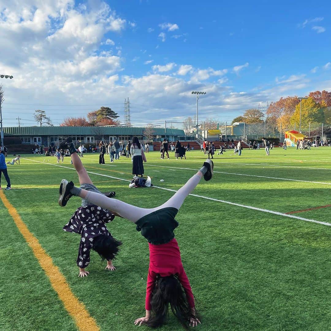 大和田美帆さんのインスタグラム写真 - (大和田美帆Instagram)「. 小学生のとき側転でコンビニに通っていた(横断歩道も) 大和田美帆の娘も、、、  側転大好き少女に育ちました。 (花柄がワガコ)  勧めてないし教えてないのに不思議ね。  おともだちも側転ハマり中。  躍動感しかない2人。 最高。  #小学２年生#側転大好き#広いところにいくと必ず側転 #幼稚園からのお友だち#私はどこでも逆立ちしてた#娘も逆立ち好き#cartwheel」12月11日 7時38分 - miho_ohwada