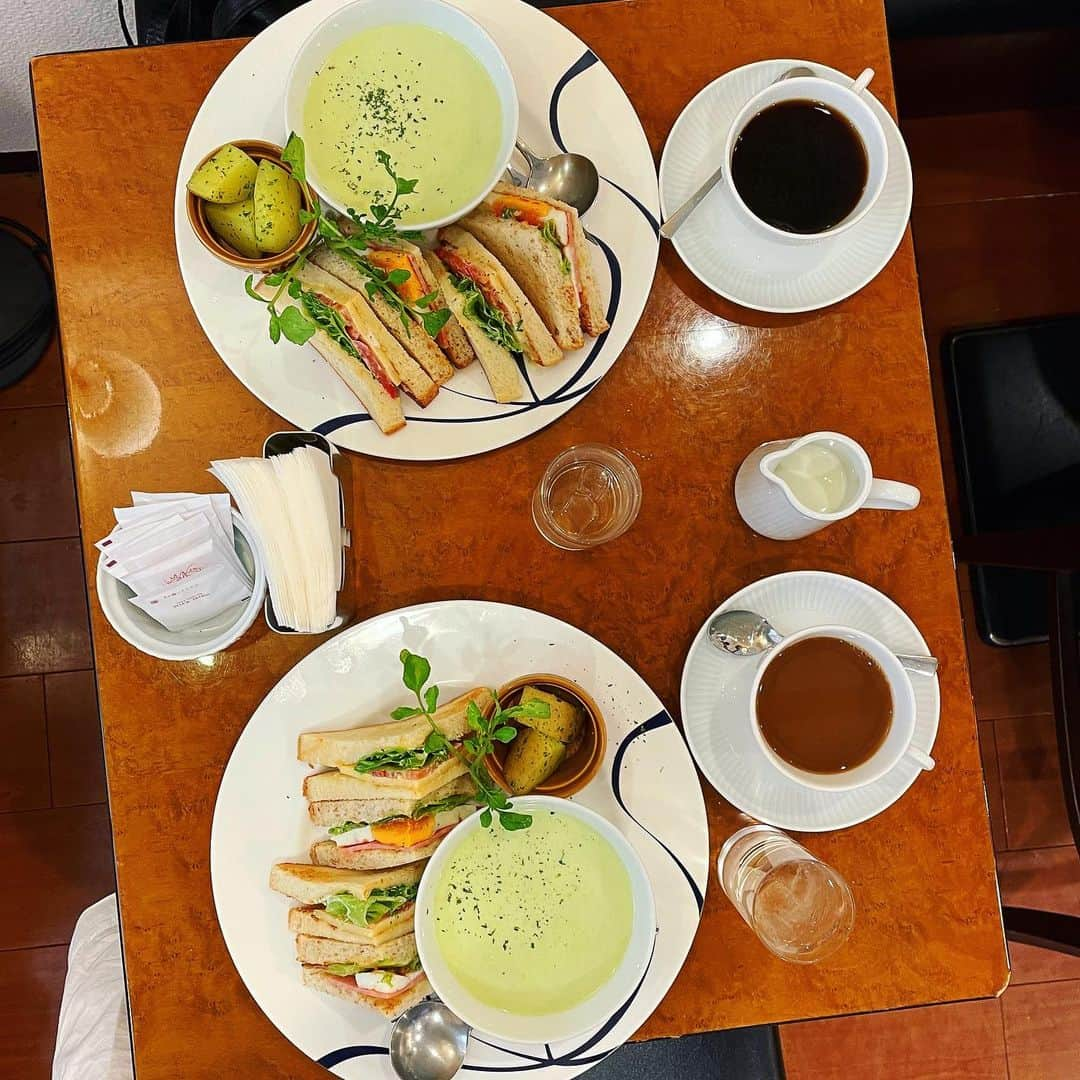 福田里香さんのインスタグラム写真 - (福田里香Instagram)「打ち合わせで昼食。 ソウルで素敵な喫茶店を営む 書家の知人と打ち合わせ。 そんなときは「田村町 木村屋」。 彼女なら絶対好きな感じだと思ったから。 やっぱりなんか 特別なおいしさがある。  ベイクドサンドイッチと その日のスープ。 食後の甘味はもちろんバナナケーキ」12月11日 7時50分 - riccafukuda