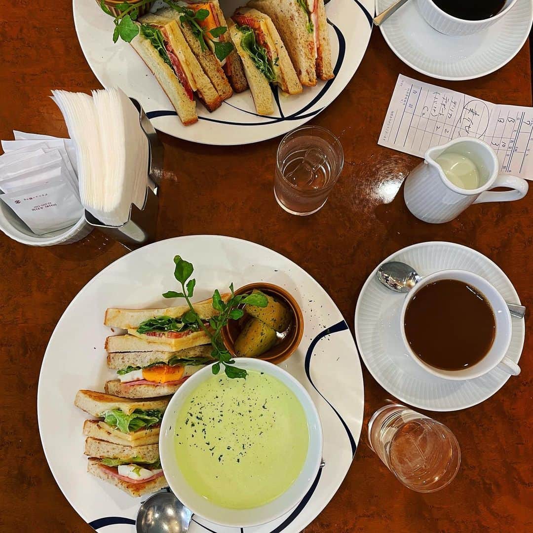 福田里香のインスタグラム：「打ち合わせで昼食。 ソウルで素敵な喫茶店を営む 書家の知人と打ち合わせ。 そんなときは「田村町 木村屋」。 彼女なら絶対好きな感じだと思ったから。 やっぱりなんか 特別なおいしさがある。  ベイクドサンドイッチと その日のスープ。 食後の甘味はもちろんバナナケーキ」