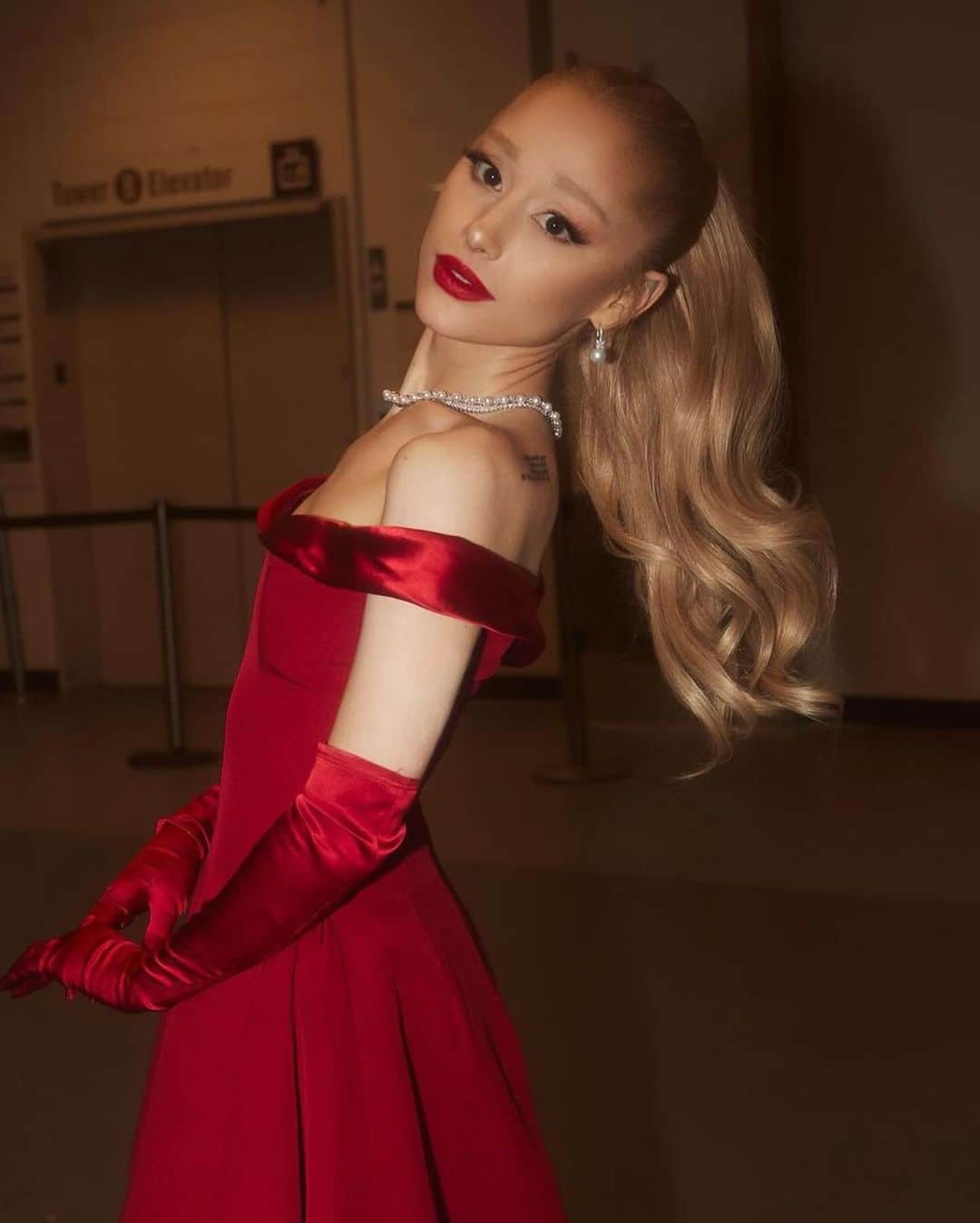 Hung Vanngoさんのインスタグラム写真 - (Hung VanngoInstagram)「#ArianaGrande (@arianagrande) last night  in New York 🌟💫✨⭐️. 📷 @katiatemkin  👗 @mimicuttrell assisted by @maddyyac  💅🏻 @mynameismikinail  💇🏻‍♀️ @alyxliu  💄 @hungvanngo assisted by @jaydenhopham」12月11日 7時45分 - hungvanngo