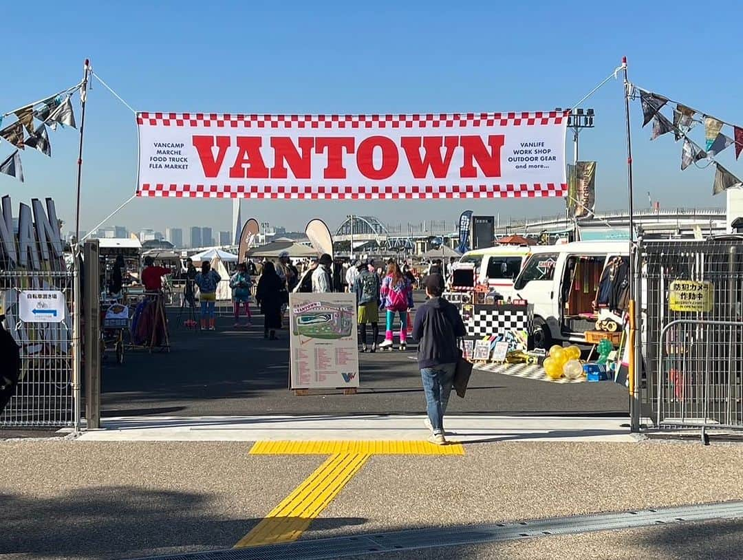 高松いくさんのインスタグラム写真 - (高松いくInstagram)「. . 🎡🧘‍♀️🌵🏄🏕️ SUP & YOGA / Van Town Event /葛西臨海公園🐟  @canoe_tokyo の会場で行われた @vancampjapan による　@vancamp_event   今までにない❗️ 東京オリンピックの会場で新鮮な環境で行ったSUP🏄‍♀️と💦✨ イベントが見渡せ、観覧車が見上げられる、芝生の丘のYOGA🧘‍♂️  青空の下、気持ち良いお天気で 芝生の上、風、心地良い賑やかな雰囲気 「気持ち良かった😊」「体が楽になった」と 笑顔になってくださり、 とっても、とっても嬉しかったです  良かった🥺  イベントが決まったのがとても近々で お知らせが遅くなったにも関わらず  「いく先生のレッスンに絶対きたくて！」っと 駆けつけてくださった、皆様(´༎ຶོρ༎ຶོ`) 「会いに来たよ！」っと家族で来てくれた友人や 「応援しにきたよ」とお忙しい中貴重なお休みに 時間を作ってくださった方々...  イベントが決まってから 出逢った皆様🤝 会場へ足を運んでくださった皆様😭 ご検討くださった皆様😌  本当に、本当に、 ありがとうございました。  当日、いつも通り、 一緒に頑張ってくれた　@chill_padyoga ともちゃん いてくれて、手伝ってくれて心強かった ありがとう❤️  @onscompany  @nsp.jp  皆様のサポート無しには ここまでもこれせんでした。 ありがとうございます。  東京で🗼SUPもYOGAも皆さまと 9月みたいな晴れた12月に❗️ VanCampイベントという出逢いをくださった @mc____yu さんありがとうございました🤝  この日の為に いろいろいろいろ考えて準備してきたこと 今までに無かったことの導入や学び 皆様との温かい出逢いと再会  とにかく、濃厚なものでした。  アップデートを確実に出来たので これを勢いに 更にアップデートさせ  更に活かした楽しいイベントやレッスンを作り 皆様楽しんで頂けるひと時を 体も心もお顔も笑顔になるひと時を SUPとYOGAで作っていきたいと思います  さーーーーーーーーーー‼️ 月曜日‼️ 今日も素敵な一日を💓  もうちょっとイベント投稿続きます😊 自分のキャンピングカーが 受付になったのは、良かった😊  #event #sup #yoga #vanlife #旅するインストラクター #vancamp_style #supyoga #カヌースラロームセンター  #東京　#プール　#サップ　#ヨガ #キャンピングカー  #葛西臨海公園 #東京ディズニーランド #舞浜 駅の隣　❤️ #高松いく #ヨガインストラクター　#Supインストラクター　#アウトドア　#outdoor #sport #pool #camp #観覧車 #イベントヨガ  #nspjapan #onscompany #nsp」12月11日 7時49分 - iku_takamatsu_trip_sup_yoga