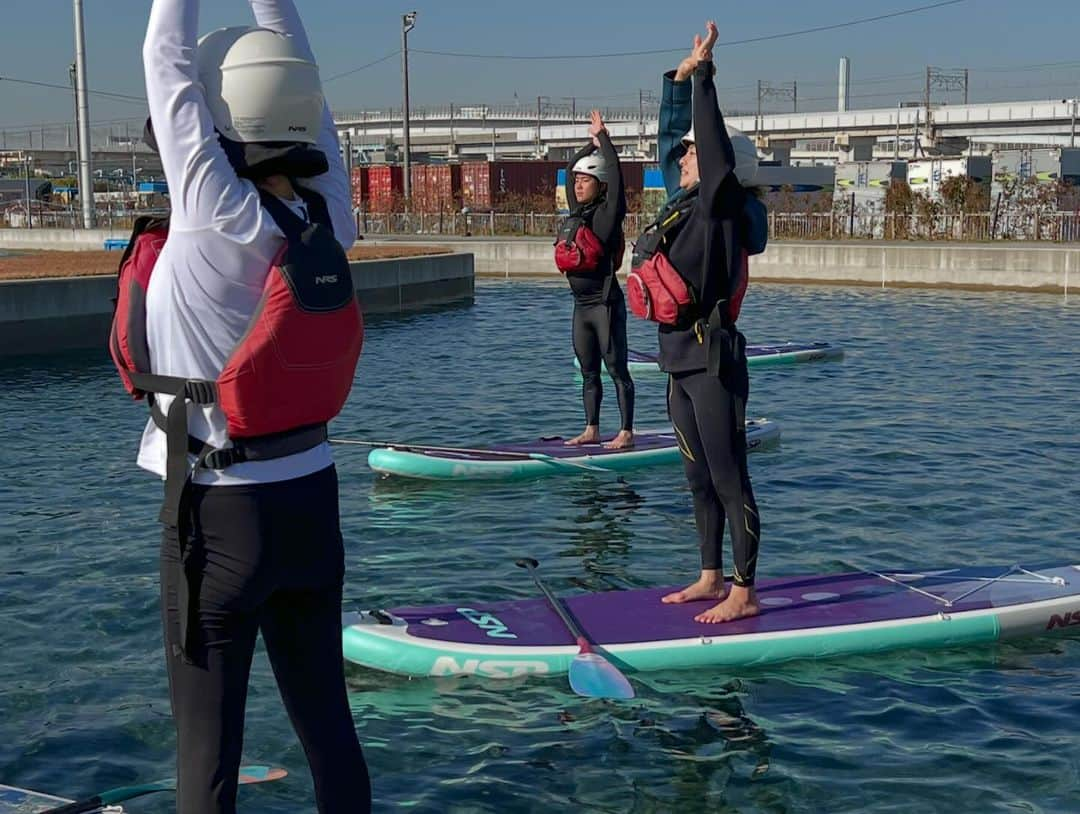 高松いくさんのインスタグラム写真 - (高松いくInstagram)「. . 🎡🧘‍♀️🌵🏄🏕️ SUP & YOGA / Van Town Event /葛西臨海公園🐟  @canoe_tokyo の会場で行われた @vancampjapan による　@vancamp_event   今までにない❗️ 東京オリンピックの会場で新鮮な環境で行ったSUP🏄‍♀️と💦✨ イベントが見渡せ、観覧車が見上げられる、芝生の丘のYOGA🧘‍♂️  青空の下、気持ち良いお天気で 芝生の上、風、心地良い賑やかな雰囲気 「気持ち良かった😊」「体が楽になった」と 笑顔になってくださり、 とっても、とっても嬉しかったです  良かった🥺  イベントが決まったのがとても近々で お知らせが遅くなったにも関わらず  「いく先生のレッスンに絶対きたくて！」っと 駆けつけてくださった、皆様(´༎ຶོρ༎ຶོ`) 「会いに来たよ！」っと家族で来てくれた友人や 「応援しにきたよ」とお忙しい中貴重なお休みに 時間を作ってくださった方々...  イベントが決まってから 出逢った皆様🤝 会場へ足を運んでくださった皆様😭 ご検討くださった皆様😌  本当に、本当に、 ありがとうございました。  当日、いつも通り、 一緒に頑張ってくれた　@chill_padyoga ともちゃん いてくれて、手伝ってくれて心強かった ありがとう❤️  @onscompany  @nsp.jp  皆様のサポート無しには ここまでもこれせんでした。 ありがとうございます。  東京で🗼SUPもYOGAも皆さまと 9月みたいな晴れた12月に❗️ VanCampイベントという出逢いをくださった @mc____yu さんありがとうございました🤝  この日の為に いろいろいろいろ考えて準備してきたこと 今までに無かったことの導入や学び 皆様との温かい出逢いと再会  とにかく、濃厚なものでした。  アップデートを確実に出来たので これを勢いに 更にアップデートさせ  更に活かした楽しいイベントやレッスンを作り 皆様楽しんで頂けるひと時を 体も心もお顔も笑顔になるひと時を SUPとYOGAで作っていきたいと思います  さーーーーーーーーーー‼️ 月曜日‼️ 今日も素敵な一日を💓  もうちょっとイベント投稿続きます😊 自分のキャンピングカーが 受付になったのは、良かった😊  #event #sup #yoga #vanlife #旅するインストラクター #vancamp_style #supyoga #カヌースラロームセンター  #東京　#プール　#サップ　#ヨガ #キャンピングカー  #葛西臨海公園 #東京ディズニーランド #舞浜 駅の隣　❤️ #高松いく #ヨガインストラクター　#Supインストラクター　#アウトドア　#outdoor #sport #pool #camp #観覧車 #イベントヨガ  #nspjapan #onscompany #nsp」12月11日 7時49分 - iku_takamatsu_trip_sup_yoga