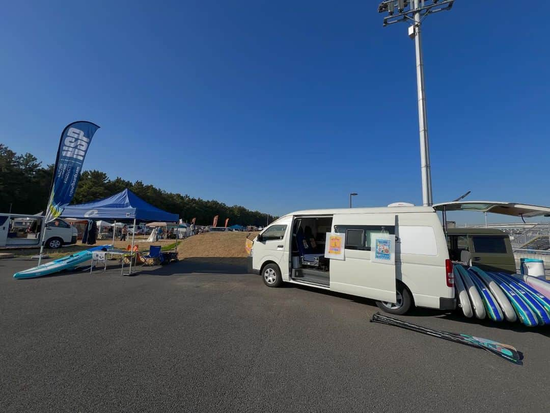 高松いくさんのインスタグラム写真 - (高松いくInstagram)「. . 🎡🧘‍♀️🌵🏄🏕️ SUP & YOGA / Van Town Event /葛西臨海公園🐟  @canoe_tokyo の会場で行われた @vancampjapan による　@vancamp_event   今までにない❗️ 東京オリンピックの会場で新鮮な環境で行ったSUP🏄‍♀️と💦✨ イベントが見渡せ、観覧車が見上げられる、芝生の丘のYOGA🧘‍♂️  青空の下、気持ち良いお天気で 芝生の上、風、心地良い賑やかな雰囲気 「気持ち良かった😊」「体が楽になった」と 笑顔になってくださり、 とっても、とっても嬉しかったです  良かった🥺  イベントが決まったのがとても近々で お知らせが遅くなったにも関わらず  「いく先生のレッスンに絶対きたくて！」っと 駆けつけてくださった、皆様(´༎ຶོρ༎ຶོ`) 「会いに来たよ！」っと家族で来てくれた友人や 「応援しにきたよ」とお忙しい中貴重なお休みに 時間を作ってくださった方々...  イベントが決まってから 出逢った皆様🤝 会場へ足を運んでくださった皆様😭 ご検討くださった皆様😌  本当に、本当に、 ありがとうございました。  当日、いつも通り、 一緒に頑張ってくれた　@chill_padyoga ともちゃん いてくれて、手伝ってくれて心強かった ありがとう❤️  @onscompany  @nsp.jp  皆様のサポート無しには ここまでもこれせんでした。 ありがとうございます。  東京で🗼SUPもYOGAも皆さまと 9月みたいな晴れた12月に❗️ VanCampイベントという出逢いをくださった @mc____yu さんありがとうございました🤝  この日の為に いろいろいろいろ考えて準備してきたこと 今までに無かったことの導入や学び 皆様との温かい出逢いと再会  とにかく、濃厚なものでした。  アップデートを確実に出来たので これを勢いに 更にアップデートさせ  更に活かした楽しいイベントやレッスンを作り 皆様楽しんで頂けるひと時を 体も心もお顔も笑顔になるひと時を SUPとYOGAで作っていきたいと思います  さーーーーーーーーーー‼️ 月曜日‼️ 今日も素敵な一日を💓  もうちょっとイベント投稿続きます😊 自分のキャンピングカーが 受付になったのは、良かった😊  #event #sup #yoga #vanlife #旅するインストラクター #vancamp_style #supyoga #カヌースラロームセンター  #東京　#プール　#サップ　#ヨガ #キャンピングカー  #葛西臨海公園 #東京ディズニーランド #舞浜 駅の隣　❤️ #高松いく #ヨガインストラクター　#Supインストラクター　#アウトドア　#outdoor #sport #pool #camp #観覧車 #イベントヨガ  #nspjapan #onscompany #nsp」12月11日 7時49分 - iku_takamatsu_trip_sup_yoga