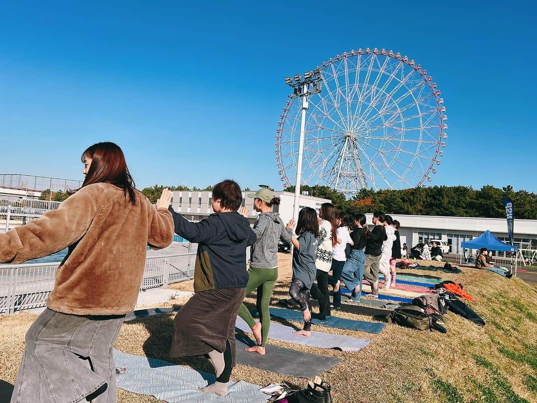 高松いくさんのインスタグラム写真 - (高松いくInstagram)「. . 🎡🧘‍♀️🌵🏄🏕️ SUP & YOGA / Van Town Event /葛西臨海公園🐟  @canoe_tokyo の会場で行われた @vancampjapan による　@vancamp_event   今までにない❗️ 東京オリンピックの会場で新鮮な環境で行ったSUP🏄‍♀️と💦✨ イベントが見渡せ、観覧車が見上げられる、芝生の丘のYOGA🧘‍♂️  青空の下、気持ち良いお天気で 芝生の上、風、心地良い賑やかな雰囲気 「気持ち良かった😊」「体が楽になった」と 笑顔になってくださり、 とっても、とっても嬉しかったです  良かった🥺  イベントが決まったのがとても近々で お知らせが遅くなったにも関わらず  「いく先生のレッスンに絶対きたくて！」っと 駆けつけてくださった、皆様(´༎ຶོρ༎ຶོ`) 「会いに来たよ！」っと家族で来てくれた友人や 「応援しにきたよ」とお忙しい中貴重なお休みに 時間を作ってくださった方々...  イベントが決まってから 出逢った皆様🤝 会場へ足を運んでくださった皆様😭 ご検討くださった皆様😌  本当に、本当に、 ありがとうございました。  当日、いつも通り、 一緒に頑張ってくれた　@chill_padyoga ともちゃん いてくれて、手伝ってくれて心強かった ありがとう❤️  @onscompany  @nsp.jp  皆様のサポート無しには ここまでもこれせんでした。 ありがとうございます。  東京で🗼SUPもYOGAも皆さまと 9月みたいな晴れた12月に❗️ VanCampイベントという出逢いをくださった @mc____yu さんありがとうございました🤝  この日の為に いろいろいろいろ考えて準備してきたこと 今までに無かったことの導入や学び 皆様との温かい出逢いと再会  とにかく、濃厚なものでした。  アップデートを確実に出来たので これを勢いに 更にアップデートさせ  更に活かした楽しいイベントやレッスンを作り 皆様楽しんで頂けるひと時を 体も心もお顔も笑顔になるひと時を SUPとYOGAで作っていきたいと思います  さーーーーーーーーーー‼️ 月曜日‼️ 今日も素敵な一日を💓  もうちょっとイベント投稿続きます😊 自分のキャンピングカーが 受付になったのは、良かった😊  #event #sup #yoga #vanlife #旅するインストラクター #vancamp_style #supyoga #カヌースラロームセンター  #東京　#プール　#サップ　#ヨガ #キャンピングカー  #葛西臨海公園 #東京ディズニーランド #舞浜 駅の隣　❤️ #高松いく #ヨガインストラクター　#Supインストラクター　#アウトドア　#outdoor #sport #pool #camp #観覧車 #イベントヨガ  #nspjapan #onscompany #nsp」12月11日 7時49分 - iku_takamatsu_trip_sup_yoga