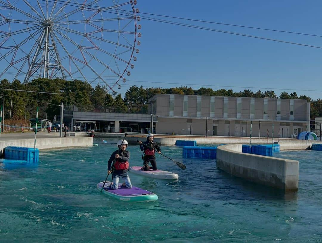 高松いくさんのインスタグラム写真 - (高松いくInstagram)「. . 🎡🧘‍♀️🌵🏄🏕️ SUP & YOGA / Van Town Event /葛西臨海公園🐟  @canoe_tokyo の会場で行われた @vancampjapan による　@vancamp_event   今までにない❗️ 東京オリンピックの会場で新鮮な環境で行ったSUP🏄‍♀️と💦✨ イベントが見渡せ、観覧車が見上げられる、芝生の丘のYOGA🧘‍♂️  青空の下、気持ち良いお天気で 芝生の上、風、心地良い賑やかな雰囲気 「気持ち良かった😊」「体が楽になった」と 笑顔になってくださり、 とっても、とっても嬉しかったです  良かった🥺  イベントが決まったのがとても近々で お知らせが遅くなったにも関わらず  「いく先生のレッスンに絶対きたくて！」っと 駆けつけてくださった、皆様(´༎ຶོρ༎ຶོ`) 「会いに来たよ！」っと家族で来てくれた友人や 「応援しにきたよ」とお忙しい中貴重なお休みに 時間を作ってくださった方々...  イベントが決まってから 出逢った皆様🤝 会場へ足を運んでくださった皆様😭 ご検討くださった皆様😌  本当に、本当に、 ありがとうございました。  当日、いつも通り、 一緒に頑張ってくれた　@chill_padyoga ともちゃん いてくれて、手伝ってくれて心強かった ありがとう❤️  @onscompany  @nsp.jp  皆様のサポート無しには ここまでもこれせんでした。 ありがとうございます。  東京で🗼SUPもYOGAも皆さまと 9月みたいな晴れた12月に❗️ VanCampイベントという出逢いをくださった @mc____yu さんありがとうございました🤝  この日の為に いろいろいろいろ考えて準備してきたこと 今までに無かったことの導入や学び 皆様との温かい出逢いと再会  とにかく、濃厚なものでした。  アップデートを確実に出来たので これを勢いに 更にアップデートさせ  更に活かした楽しいイベントやレッスンを作り 皆様楽しんで頂けるひと時を 体も心もお顔も笑顔になるひと時を SUPとYOGAで作っていきたいと思います  さーーーーーーーーーー‼️ 月曜日‼️ 今日も素敵な一日を💓  もうちょっとイベント投稿続きます😊 自分のキャンピングカーが 受付になったのは、良かった😊  #event #sup #yoga #vanlife #旅するインストラクター #vancamp_style #supyoga #カヌースラロームセンター  #東京　#プール　#サップ　#ヨガ #キャンピングカー  #葛西臨海公園 #東京ディズニーランド #舞浜 駅の隣　❤️ #高松いく #ヨガインストラクター　#Supインストラクター　#アウトドア　#outdoor #sport #pool #camp #観覧車 #イベントヨガ  #nspjapan #onscompany #nsp」12月11日 7時49分 - iku_takamatsu_trip_sup_yoga