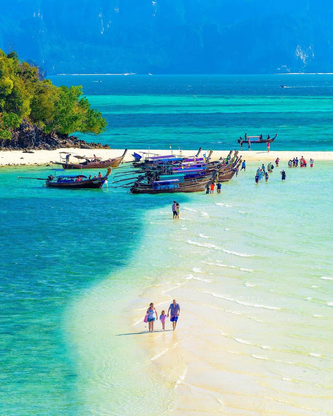 タイ国政府観光庁さんのインスタグラム写真 - (タイ国政府観光庁Instagram)「. クラビで出現する「タレー・ウェーク」からおはようございます☀️ᐝ  名前が“割れる海”を意味するとおり、タレー・ウェークは干潮時まるで海が割れたかのように、ガイ島(チキン島)とタップ島の間に現れる“幻の砂浜”です🐚🤍  この自然現象を見るには、「アオナン・ビーチ」か「ノッパラッタラ・ビーチ」発着のアイランドホッピングツアーに参加するのがおすすめ🚤　タップ島からガイ島(チキン島)に向かって潮が引いていくにつれ、湾曲した白い砂浜が姿を現します👀✨  写真を撮る際は、ぜひガイ島(チキン島)からの眺めを押さえましょう📸　クラビらしいダイナミックな石灰岩をバックに、不思議な景観が楽しめますよ👍  島での滞在では、両島の散策はもちろん、砂浜でのんびり日光浴したり、美しく透き通った海でスノーケリングを🏝  条件が揃わないと見ることができない絶景を求めて、ぜひクラビを旅してみてくださいね☺️  今日も素敵な1日をお過ごしください💐  ★参考になった！と思ったら、あとで見返せるように、 画像右下にある保存ボタン🔖をタップ！  #タイ #クラビ #タレーウェーク #幻の砂浜 #南の島 #アイランドホッピング #タイビーチ #インスタビーチ #今こそタイへ #こんなタイ知らなかった #もっと知りタイ #はじめてのタイ #タイ旅行 #クラビ旅行 #旅好きな人と繋がりたい #旅行好きな人と繋がりたい #海外旅行 #thailand #krabi #krabitrip #thalewheak #thaibeach #instabeach #thailandhiddengems #amazingthailand #thailandtravel #thailandtrip #thaistagram #lovethailand #amazingnewchapters」12月11日 7時59分 - amazingthailandjp