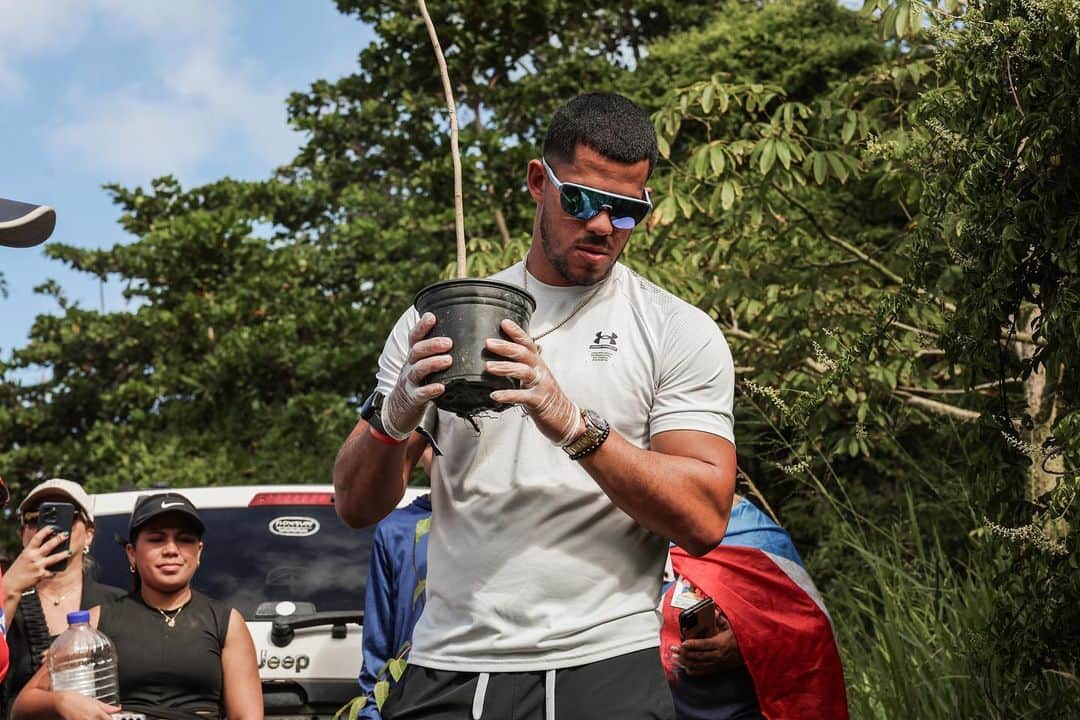 MLBさんのインスタグラム写真 - (MLBInstagram)「The Lindor, Berríos and Báez families, in addition to students of the Carlos Beltrán Baseball Academy, teamed together to help clean Las Ruinas beach in Aguadilla, Puerto Rico this weekend. ❤️」12月11日 7時59分 - mlb
