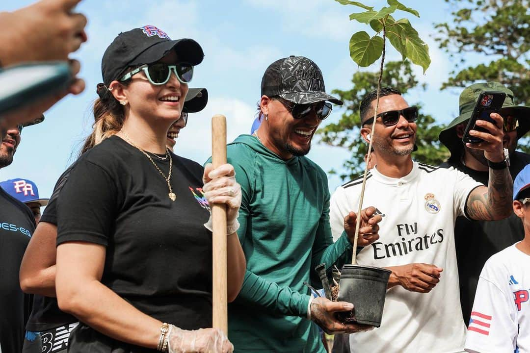 MLBさんのインスタグラム写真 - (MLBInstagram)「The Lindor, Berríos and Báez families, in addition to students of the Carlos Beltrán Baseball Academy, teamed together to help clean Las Ruinas beach in Aguadilla, Puerto Rico this weekend. ❤️」12月11日 7時59分 - mlb