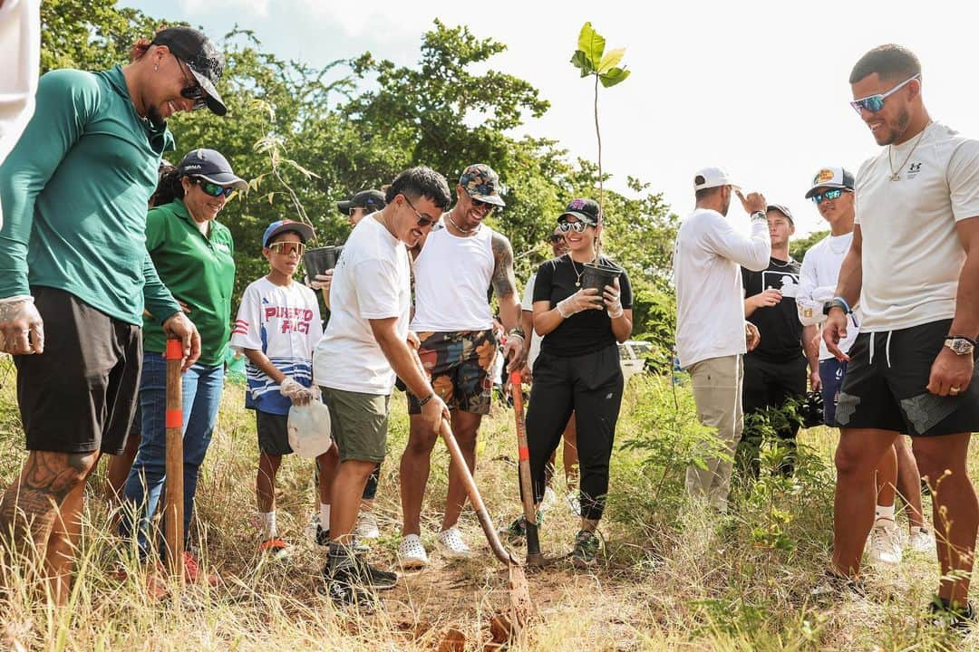 MLBさんのインスタグラム写真 - (MLBInstagram)「The Lindor, Berríos and Báez families, in addition to students of the Carlos Beltrán Baseball Academy, teamed together to help clean Las Ruinas beach in Aguadilla, Puerto Rico this weekend. ❤️」12月11日 7時59分 - mlb