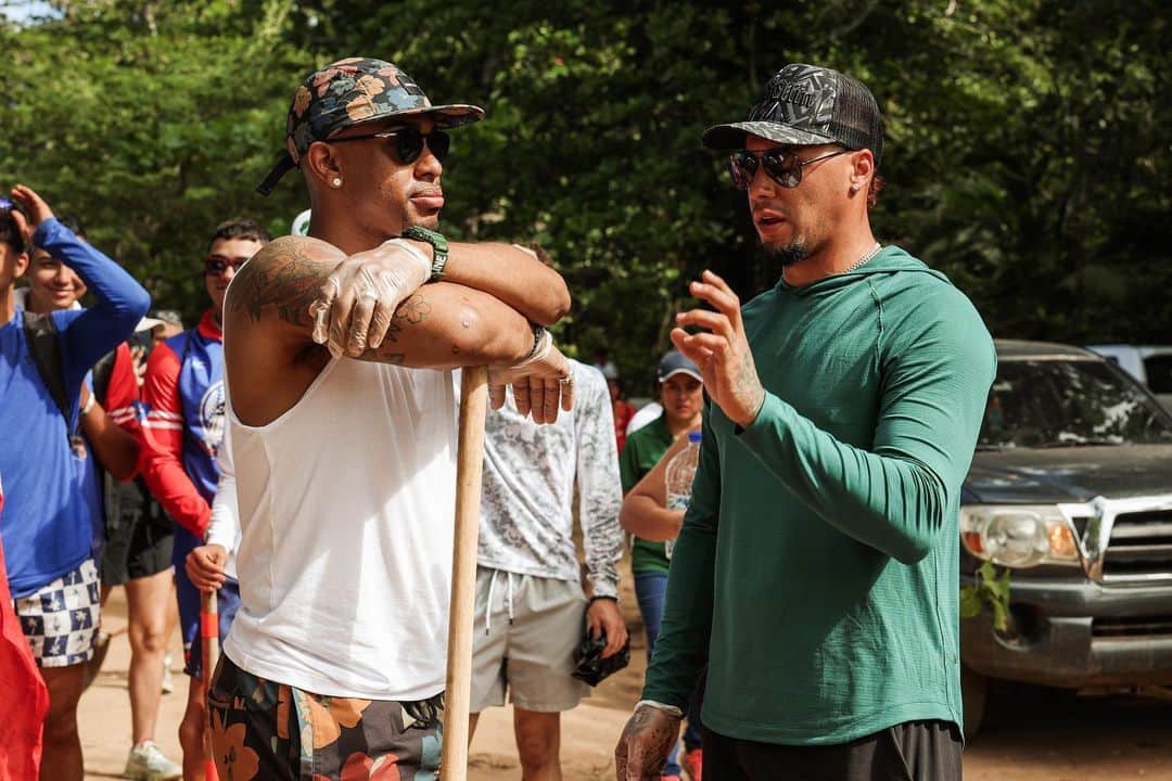 MLBさんのインスタグラム写真 - (MLBInstagram)「The Lindor, Berríos and Báez families, in addition to students of the Carlos Beltrán Baseball Academy, teamed together to help clean Las Ruinas beach in Aguadilla, Puerto Rico this weekend. ❤️」12月11日 7時59分 - mlb