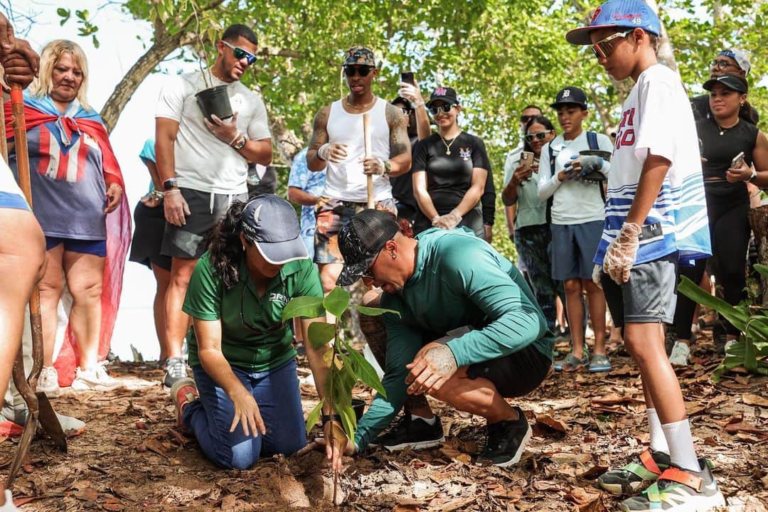 MLBのインスタグラム：「The Lindor, Berríos and Báez families, in addition to students of the Carlos Beltrán Baseball Academy, teamed together to help clean Las Ruinas beach in Aguadilla, Puerto Rico this weekend. ❤️」