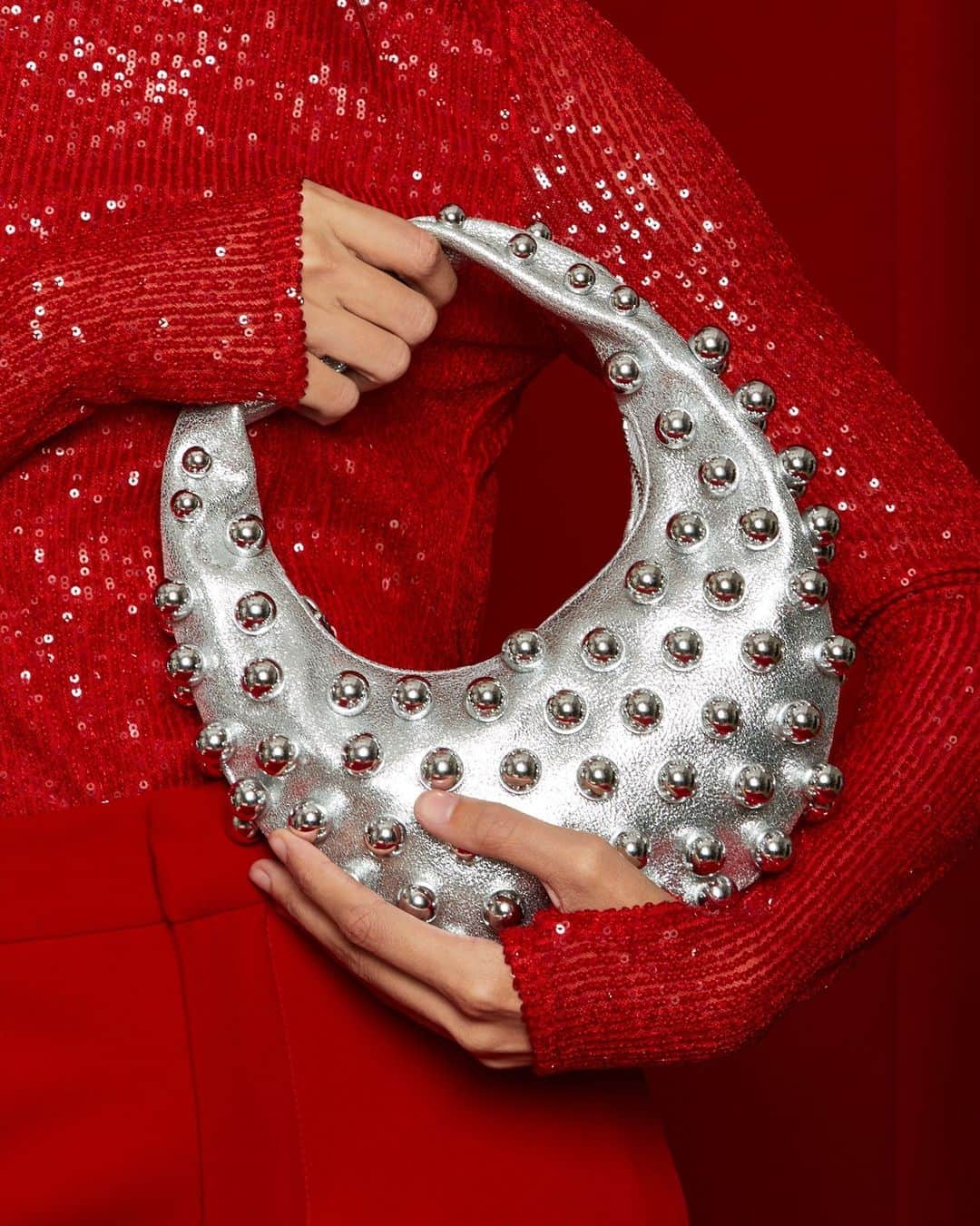 ヴィンスカムートのインスタグラム：「Gifts you’ll want to keep are at vincecamuto.com ♥️」