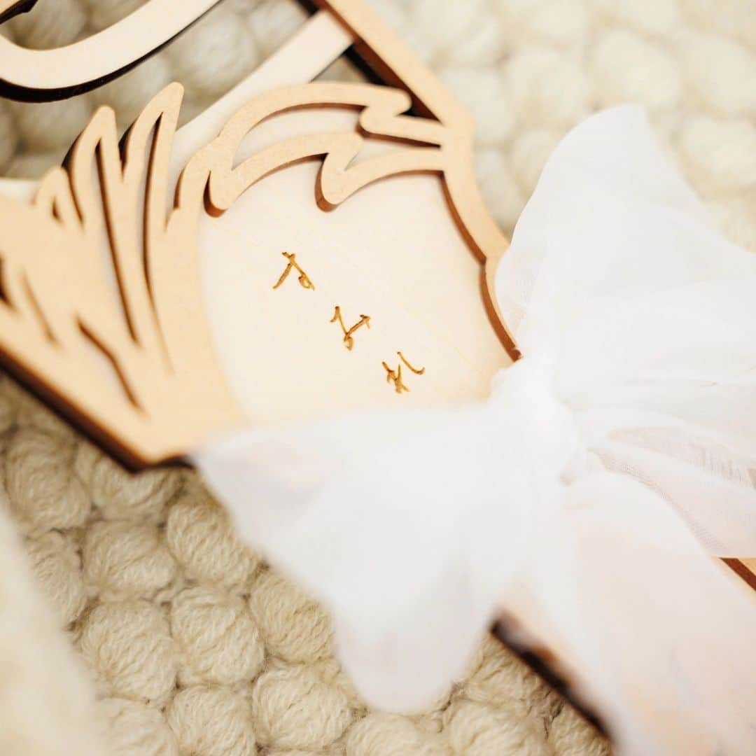 Creemaさんのインスタグラム写真 - (CreemaInstagram)「女の子の初正月に、名前入りの羽子板を。  お正月に羽根つきをする習慣は、邪気払いのために行われていた新年行事からきているのだそう。病気をわずらうことなく健やかに成長してほしい、そんな願いを込めて飾ります。  お正月のイメージが強い羽子板ですが、実は12月中旬から飾れます。 また、お雛様と一緒に飾るのも良いのだとか。1月中旬の大安の日に雛人形を出したら、その隣に羽子板も飾ってあげてくださいね。  - - - - - -  そんな年末から春先まで飾れる縁起物の羽子板。 クリエイター・cotohogu《ことほぐ》さんが手がける羽子板は、菊と蝶のモチーフがあしらわれています。菊の花言葉は「高貴」「高潔」。蝶は、さなぎから成虫への変化が神秘的ですが、その様子が女性の健やかな成長過程を表していることから。  飾るだけでなく、記念撮影を意識しておしゃれに可愛らしく仕上げられています。初正月、百日祝い、七五三など、折々の記念に、ぜひ手に持っている様子も写真に収めてくださいね。  - - - - - -  ▶︎ 羽子板⌇名入れ／菊と蝶 七五三・百日祝い・節句にも ／ ￥3,850 （cotohogu《ことほぐ》さん） https://www.creema.jp/item/16359488/detail  ▶ ご紹介した作品の詳細はプロフィールのリンクからぜひ。→ @creemajp  #初正月 #羽子板 #お正月飾り #女の子ママ #ママ1年生 #お雛様 #雛人形 #ひなまつり #Creema #handmade #クリーマ #ハンドメイド」12月11日 8時00分 - creemajp