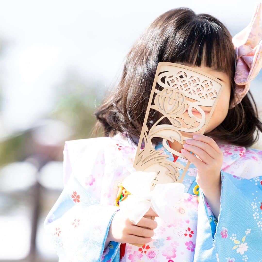 Creemaさんのインスタグラム写真 - (CreemaInstagram)「女の子の初正月に、名前入りの羽子板を。  お正月に羽根つきをする習慣は、邪気払いのために行われていた新年行事からきているのだそう。病気をわずらうことなく健やかに成長してほしい、そんな願いを込めて飾ります。  お正月のイメージが強い羽子板ですが、実は12月中旬から飾れます。 また、お雛様と一緒に飾るのも良いのだとか。1月中旬の大安の日に雛人形を出したら、その隣に羽子板も飾ってあげてくださいね。  - - - - - -  そんな年末から春先まで飾れる縁起物の羽子板。 クリエイター・cotohogu《ことほぐ》さんが手がける羽子板は、菊と蝶のモチーフがあしらわれています。菊の花言葉は「高貴」「高潔」。蝶は、さなぎから成虫への変化が神秘的ですが、その様子が女性の健やかな成長過程を表していることから。  飾るだけでなく、記念撮影を意識しておしゃれに可愛らしく仕上げられています。初正月、百日祝い、七五三など、折々の記念に、ぜひ手に持っている様子も写真に収めてくださいね。  - - - - - -  ▶︎ 羽子板⌇名入れ／菊と蝶 七五三・百日祝い・節句にも ／ ￥3,850 （cotohogu《ことほぐ》さん） https://www.creema.jp/item/16359488/detail  ▶ ご紹介した作品の詳細はプロフィールのリンクからぜひ。→ @creemajp  #初正月 #羽子板 #お正月飾り #女の子ママ #ママ1年生 #お雛様 #雛人形 #ひなまつり #Creema #handmade #クリーマ #ハンドメイド」12月11日 8時00分 - creemajp