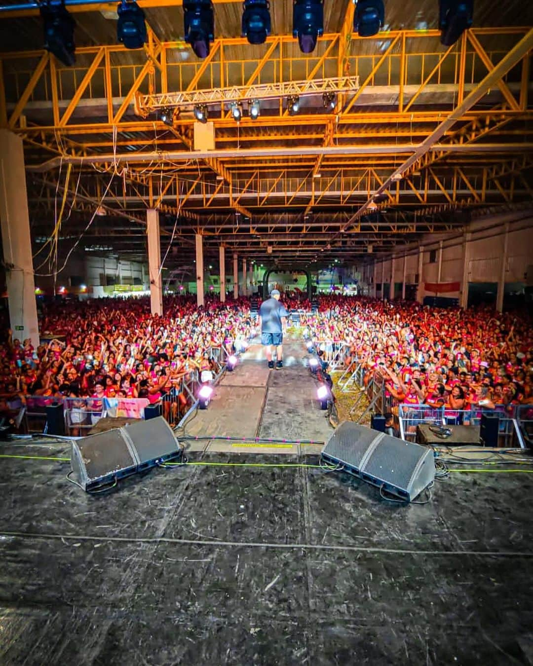 Sorriso Marotoのインスタグラム：「O Encontro de Pagodeiros em Ubá-MG foi incrível, a gente ficou feliz demais de poder curtir mais um ano essa festa com vocês! 🫶🏽🎶  Daqui a pouco a gente sobe no palco pra fechar o fim de semana em Cabo Frio, bora?💥」