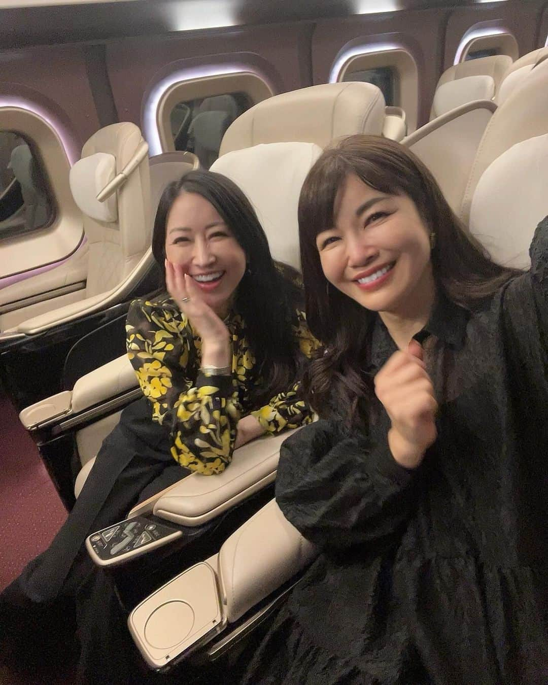 國分晴奈さんのインスタグラム写真 - (國分晴奈Instagram)「❤︎ 金沢旅行の帰りにえりちゃん @eri_t28  とグランクラスを初体験！！  見てください2人の嬉しそうな顔w  2人とも金沢は初めてだったので 初グランクラスに感動でした✨  距離によるみたいですが、東京⇆金沢 だと食事も楽しむことが出来ます。  和洋選べて私達は和のお弁当に🍱  ドリンクメニューもかなり豊富で どれを飲んでもおいしくて 満喫しまくりの道中となりました♡  そしてグランクラスは北陸新幹線 だけなのかと思ってたら、 なんと私の実家のある東北新幹線 でも利用できることが発覚！！  金沢に比べると距離が短いのが逆に残念 なのですが、年末年始はグランクラスで 福島の実家に帰りたいと思います☺️  #金沢旅行 #金沢観光 #北陸新幹線 #北陸旅行 #北陸新幹線かがやき #グランクラス#新幹線弁当 #新幹線好き」12月11日 7時55分 - haruna.kokubun