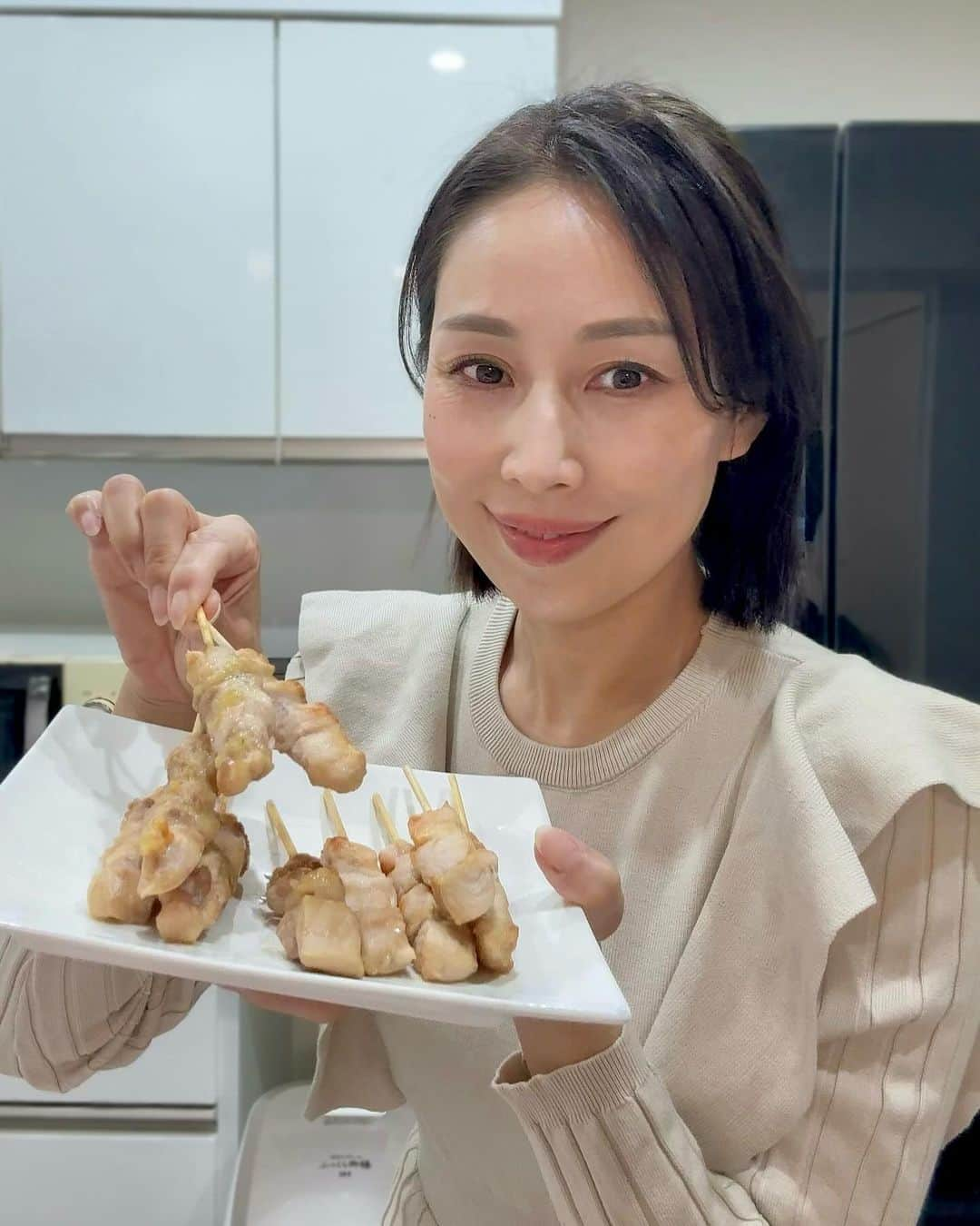 宮田綾子のインスタグラム：「早いものでもう12月🎄師走も毎月お馴染みのSL Creationsさんで色々頼んでみました！ グリルで焼くだけの焼き鳥、美味しかった〜 入院中も冷凍庫にストックしておけるからめちゃくちゃ助かってる🙌  どれも温めるだけ、オーブンで焼くだけ、和えるだけの簡単商品だから忙しい方にも本当におすすめです 冬休みのお子さんのお昼ごはんにもぴったりです😋 化学的合成添加物を使用してないから安心安全、バリエーション豊かな冷凍食品  退院後はのんびりしたいし、お正月もSL Creationsに頼ろうと思います♩  @slcreations_official  #PR #slcreations #安心安全 #冷凍食品 #無添加 #slcreationsのある暮らし #簡単時短 #エスエルクリエーションズ  #ごちそう冷食」