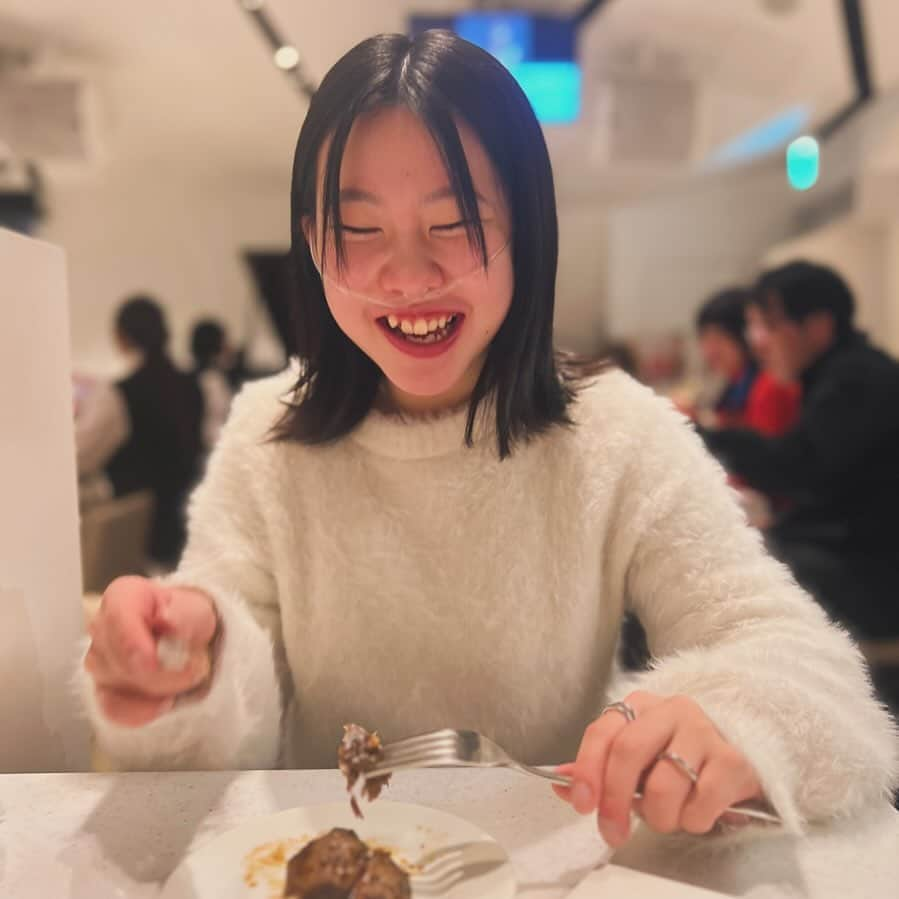 yukiのインスタグラム：「おはようございます。  ここのところ、学校があったり 高校の個別相談会やらなにやらで なかなか忙しい週末でした。  そして、よく話し合っているこの頃。　 みるかがめちゃくちゃおもしろすぎで 食事中も盛り上がるわたしたち🙋🏻‍♀️💁🏻‍♀️  #身振り手振りがやかましい  #情熱の国出身  #あなたのお母さんでありがとう」