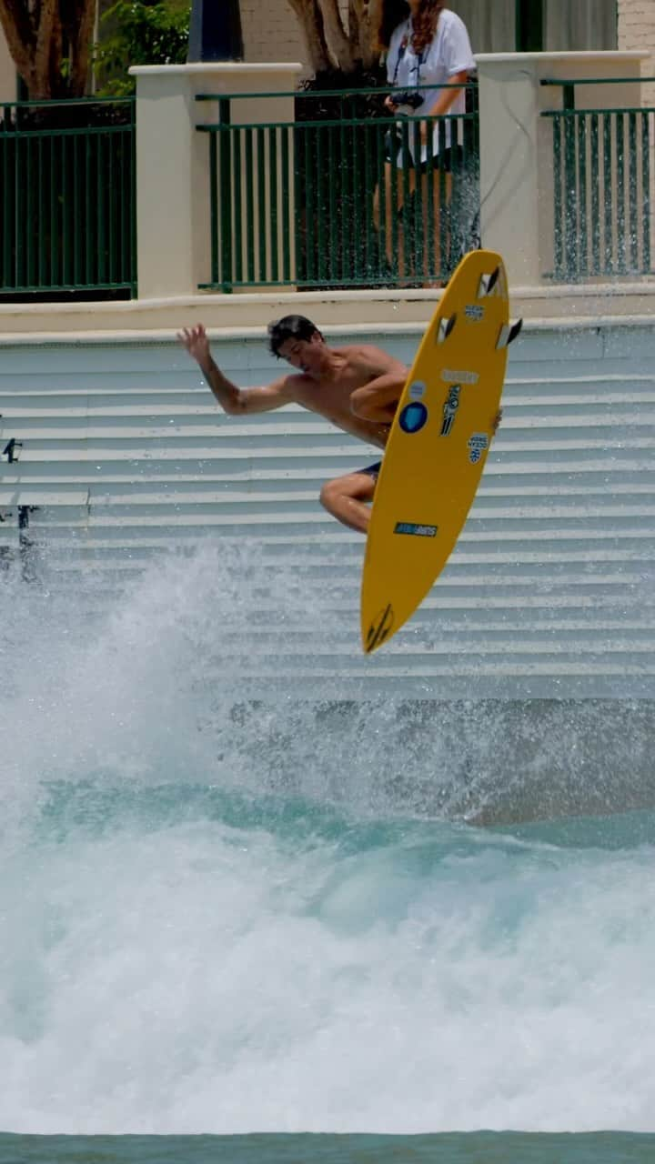 ミグエル・プッポのインスタグラム：「Trying to match the sunny hot brazilian summer, I turned my #CarboTune into #YellowTune to surf the best wave pool in the planet 🌎💛☀️🔥  @perfectswell  @boavistavillage  @jsindustries1  @jsindustries_brazil  @mormaiioficial   🎥 @brunozanin_  🎥 @paulobarcellos  🎥 @marcelo_ferrugem」