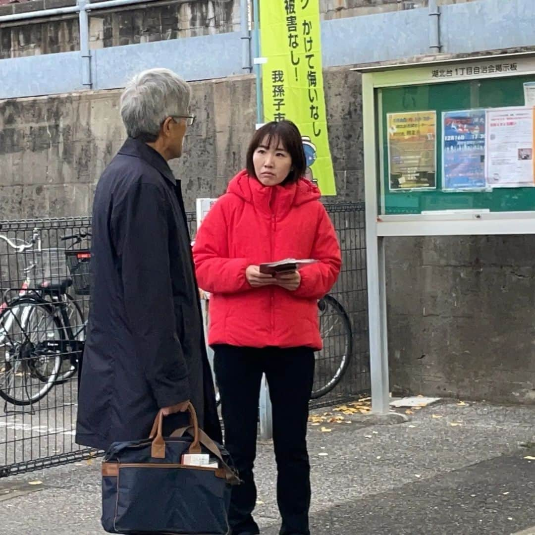 水野友貴さんのインスタグラム写真 - (水野友貴Instagram)「本日は早朝より成田線湖北駅にて千葉県議会報告の朝練(駅頭活動)を行いました。 議会中のため、時間の許す限りとなりましたが、エスカレーターやホームから振り返って「水野さん！応援してるよ！」と複数の方々が声をかけてくださったり、握手してくださったり、とても元気をいただいた活動となりました。受け取っていただいた方にも受け取っていただけない方にも気持ちをこめてご挨拶させていただいております。  また我孫子市政についても、真剣にお話をお伺いいたしました。  本日も駅ご利用の皆様のご理解に心より感謝申し上げます。  #湖北 #湖北駅　#湖北駅南口  #我孫子 #我孫子市 #千葉県議会議員 #水野ゆうき  #駅頭 #朝練 #駅頭活動」12月11日 8時07分 - mizunoyuuki