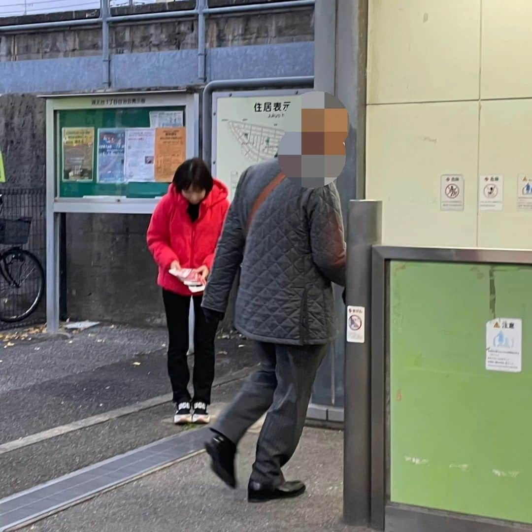 水野友貴さんのインスタグラム写真 - (水野友貴Instagram)「本日は早朝より成田線湖北駅にて千葉県議会報告の朝練(駅頭活動)を行いました。 議会中のため、時間の許す限りとなりましたが、エスカレーターやホームから振り返って「水野さん！応援してるよ！」と複数の方々が声をかけてくださったり、握手してくださったり、とても元気をいただいた活動となりました。受け取っていただいた方にも受け取っていただけない方にも気持ちをこめてご挨拶させていただいております。  また我孫子市政についても、真剣にお話をお伺いいたしました。  本日も駅ご利用の皆様のご理解に心より感謝申し上げます。  #湖北 #湖北駅　#湖北駅南口  #我孫子 #我孫子市 #千葉県議会議員 #水野ゆうき  #駅頭 #朝練 #駅頭活動」12月11日 8時07分 - mizunoyuuki