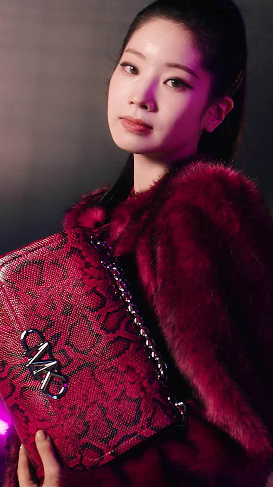 マイケルコースのインスタグラム：「Turning heads. Global Brand Ambassador #Dahyun, of global group #Twice, steals the show in statement outerwear and the Parker snake-embossed bag, shot on location in Seoul. #MichaelKors」