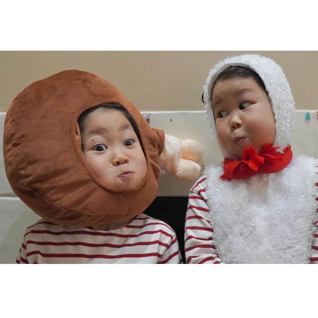 ぽるママさんのインスタグラム写真 - (ぽるママInstagram)「. . さわってつくってたべる絵本コラボ第２弾🍵 12月8日〜15日までの限定販売です🥹🛒✨  ぽるぽるふぁみりーをめちゃくちゃ可愛く クリスマスバージョンに してもらっちゃったよ🎅🏻🎄🌟  そしてそして更に、可愛いグッズまで たくさん作っていただきました🥹❤️💚🤍  湯のみの文字はみゆもふわも がんばってたくさん書いたから見てほしいなぁ☺️🖊️  キャンペーンもあるみたいなので いろいろチェックしてもらえたら嬉しいです😌🍀  みんなで練り切り作って食べて 過ごすクリスマスもいいのでは…✨  うちのおとんや、ばーちゃんにも送って みゆふわとテレビ電話しながら 一緒に作るのも楽しそうだなぁ🤙🏻🫧💕  #さわってつくってたべる絵本 #たべほん」12月11日 8時29分 - poruporumama
