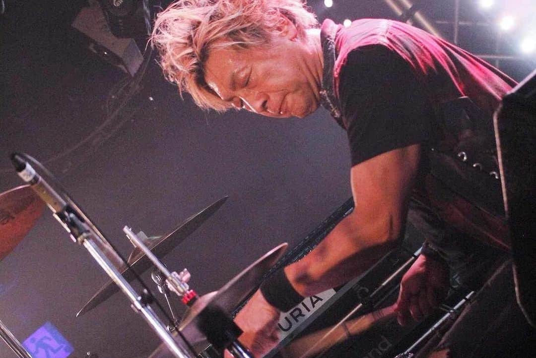 小柳“Cherry”昌法さんのインスタグラム写真 - (小柳“Cherry”昌法Instagram)「岡山・広島でのBOWWOW G2ライブ 最高でした♪♪♪ 来てくれた皆さん、ありがとー！！ ライブを重ねると よりバンドのエネルギーが一つになって 飛び出していく感じが堪らないね！！😁 次のBOWWOW G2ライブは 2024年7月のスウェーデンなり♪ YEAH！！😆 そしてそんなボクは 今、リンドちゃんリハに向かう為 新幹線なう！ 🤟 ボクの写真は 岡本元気くんの撮影でした！ 😉 #小柳Cherry昌法 #drummer_cherry #ドラマー #lindberg  #bowwow #bowwowg2」12月11日 8時35分 - cherry_drummer