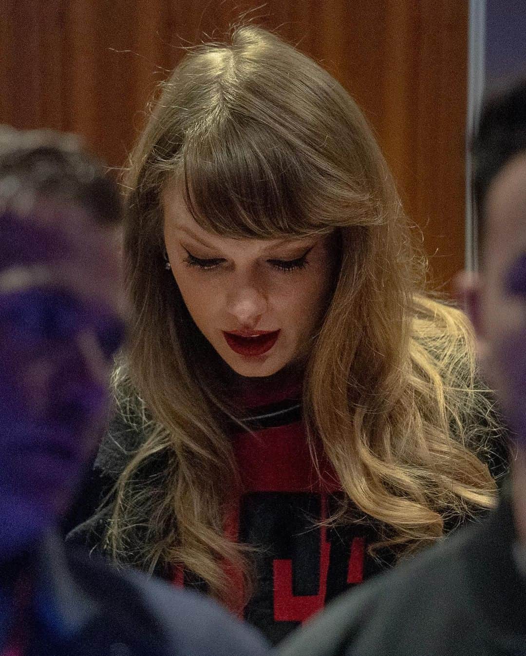 Vanity Fairさんのインスタグラム写真 - (Vanity FairInstagram)「Meanwhile, in Kansas City. @TaylorSwift arrived at Arrowhead Stadium on Sunday to watch Travis Kelce and the Chiefs take on the Buffalo Bills. Tap the link in bio to read more details.   Images 1-2 photographed by Nick Wagner (@wagsphoto), @thekansascitystar.  Image three via Jamie Squire (@squirephoto), @gettyimages.」12月11日 8時35分 - vanityfair