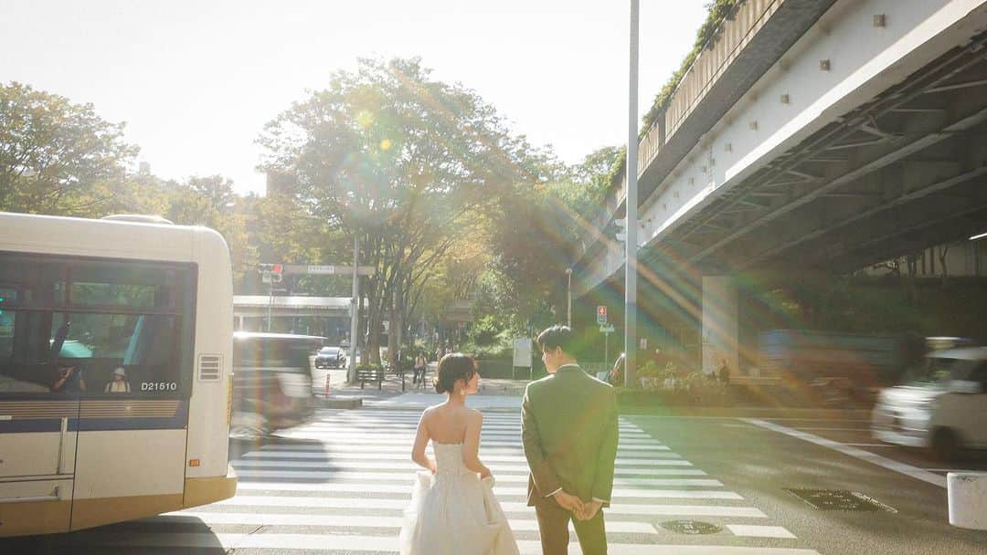 スタジオアクア新宿店のインスタグラム：「. こんばんは！ フォトグラファーの山村です☀️  新宿散策プランのご紹介✨  新宿店の周辺をお散歩しながら撮影してきました。 時間帯は少し日が傾いてきた15時ごろ。 とっても綺麗な光でしたね^ ^ 笑顔が可愛いとっても素敵なお2人でした💕  photographer @yuta_deco.ph  hairmake @taniuchi.deco.hm   · · -————————————————— シーズン料金22,000円OFFキャンペーン実施中。予約お急ぎください！ 来店相談会★オンライン相談会 ご予約受付中！ プロフィールのリンクからどうぞ ▷▷ @studioaqua.shinjuku  @studioaqua_shibuya  @d_weddingphoto_jp  @decollte_weddingphoto   -—————————————————  スタジオアクアでは 一緒に働く仲間を募集しています！ @decollte_recruit  #洋装前撮り  #撮る結婚式 #スタジオアクア #スタジオアクア新宿店 #2023冬婚 #2023秋婚  #フォトウェディング #ウェディングフォト #ウェディング #結婚式  #紅葉前撮り #ナチュラルウェディング #卒花嫁 #前撮り #後撮り #日本中のプレ花嫁さんと繋がりたい #全国のプレ花嫁さんと繋がりたい #デコルテフォト #前撮りレポ #大人花嫁 #大人婚 #おしゃれ花嫁 #ブライダルヘアメイク #ヘアメイク #ヘアアレンジ」