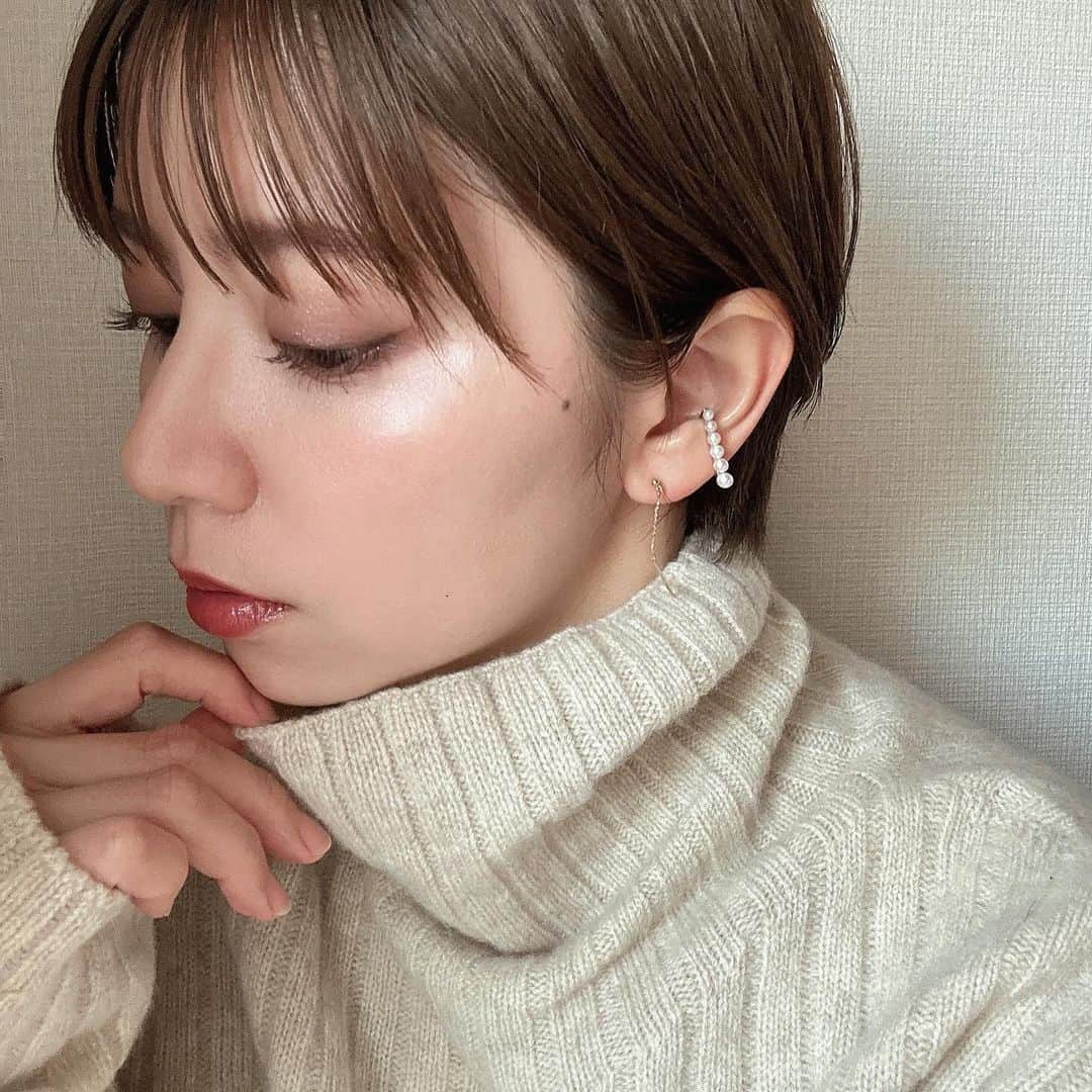 筒井愛実さんのインスタグラム写真 - (筒井愛実Instagram)「． \ リアル肌メンテ🌿 /  📍Luve 堂島店 剥離しないハーブピーリング💆🌿  今年の春に人生2回目、高校生以来ぶりに盛大に肌荒れしてしまった私の肌🧟💔  @ayumi_luve さんのおかげで、こんなに整いました🥹  剥離しないので、日常に影響しないし モデルを今でもたまにしている私にとってはすごくありがたい♡  施術日から数日かけてお肌が美しくなっていくので、毎日鏡を見るのが楽しい🪞  私はハーブピーリングにオプションでNMNのパウダーを＋していて、これが1番自分の肌キメが整う感じがしていて好き🫶  子どもの体調不良で今回は2ヶ月以上空いてしまったけど、今回はちゃんと月末の予約もしてきた✌️  大人になるとメンテの期間が空いてしまうといい状態を取り戻すのが大変なので、できる限り月1回はお肌のメンテをしてあげたい🥺  今月末も楽しみ♡ ． #Luve #ハーブピーリング #剥離しないハーブピーリング #美容 #肌メンテ #角質ケア」12月11日 8時39分 - manamin_158cm