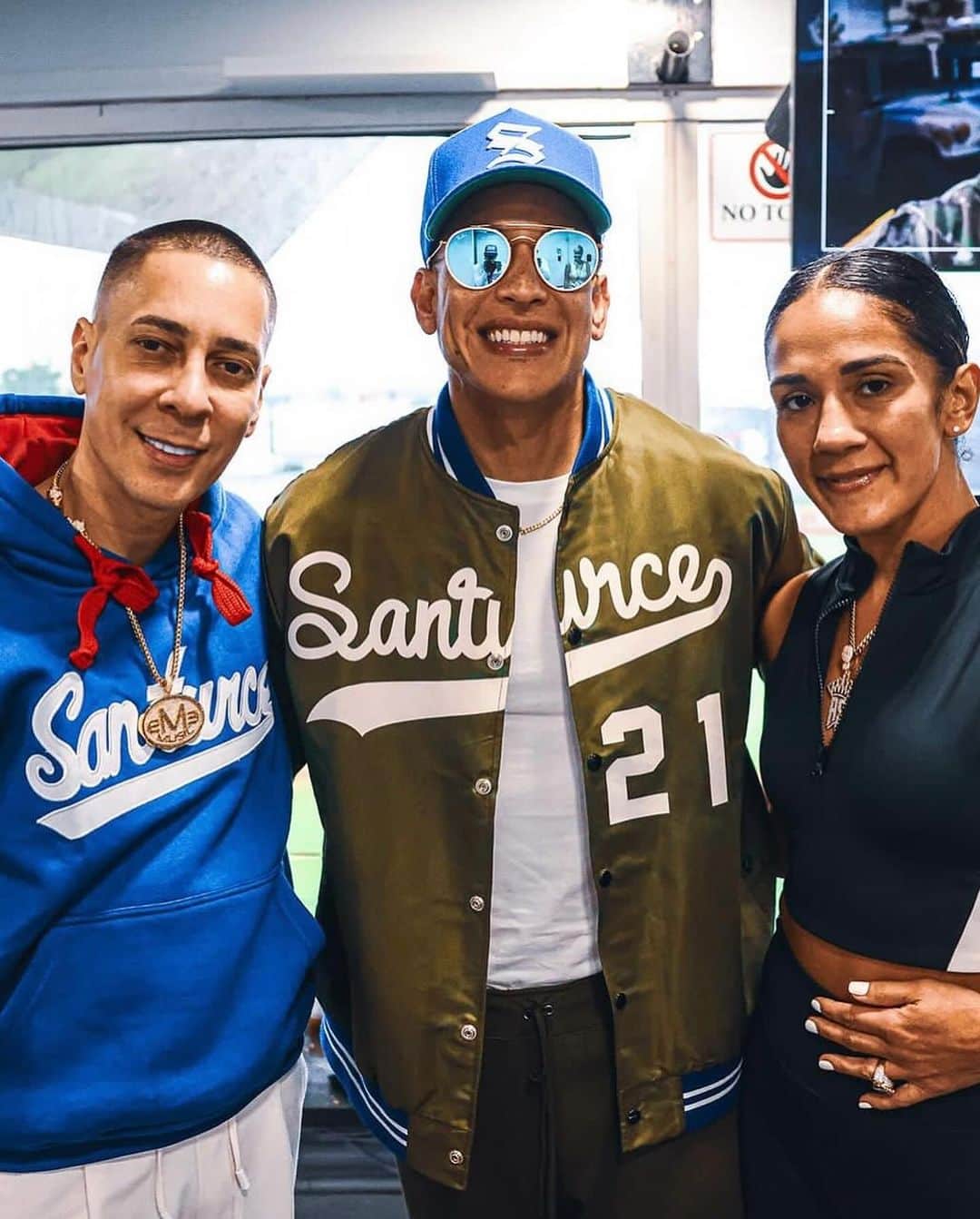 ダディー・ヤンキーのインスタグラム：「Gracias Puerto Rico 🇵🇷 por el apoyo cada Domingo Familiar de @santurcelbprc Qué bonito ver el parque lleno de la cultura familiar boricua! Muchas gracias a mi hermano @babyrasta por tirar el primer lanzamiento y a nuestra @serranosisters por visitarnos. ✝️⚾️ 🥊🇵🇷」
