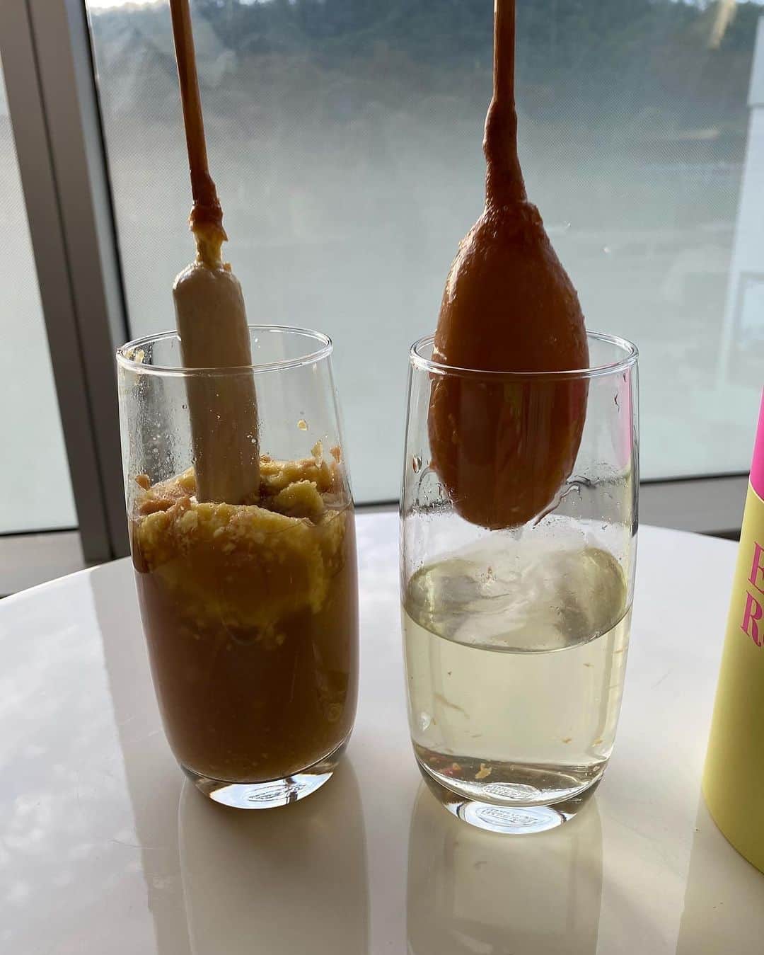 ピョン･ジョンスさんのインスタグラム写真 - (ピョン･ジョンスInstagram)「어릴때 기억나요 ? 밥먹을때마다 엄마가 또끼똥처럼 환으로 된 맛없는 효소환을 억지로 먹었지만 호야토야샵을 운영하며 효소혁명을 알게 된 후로 이렇게 맛있는 효소를 4년 동안  꾸준히 먹고 있어요!  솔직히 #효소혁명은 내가 호야토야샵을 운영하기 잘했다! 라고 스스로 칭찬하고 싶을만큼 많은 분들이 알아서 찾아주는 제품이고 진정한 입소문이 인정해준 제품이에요👍🏻  분해영상 매번 봐두 신기하죠? 제 몸속에있는 어제먹은 햄버거  싹 분해해줌 좋겠네요 😫😫  아무때나 드셔도 상관없지만  ©️소화불량으로 •위장장애를 늘 앓고 사시는 분들 •식후 늘 속이 더부룩하고 두통을 앓는 분들 👉🏻식후에 1포-2포 드세요!  ©️신진대사의 문제로 •식전에 무기력 하거나 •공복에 허기짐이나 당떨어짐을 느끼거나 •먹어도 먹어도 배고픔을 느낄때 👉🏻식전에 그리고 식후 중간에 1포씩 드셔주세요!  ®️소화가 잘 안되어 음식물이 오랫동안  위장에 머물러 순환이 안되고  역류성 식도염까지 생기는 분들!  몸에 효소 생성이 뎌디거나  현저히 수치가 떨어지면 좋지 않은 노폐물이 배출되지 못하고  순환이 안되어 결국 몸이 붓는 경우가 많아요!  ✔️인공색소❌ 인공향료❌ 인공감미료❌ 등 합성성분을 배제한 효소혁명!  📌소화가 잘된다는 마케팅을 위해 일부러 정제효소를 넣어 역가수치를 넣지 않았고! 📌단맛을 내기 위해 합성 첨가물을 넣지 않았어요! 〰️〰️〰️〰️〰️〰️〰️〰️〰️〰️〰️〰️〰️ 곡물+베리맛이라  미숫가루에 블루베리 맛을생각하면  안 맛있을수가 없고! 남녀노소 아이들도 잘 먹게 될거에요! 전 하루 5-6개 까지먹어서  한통가져가면 미팅때 다 나눠먹지요!😝  올해 마지막 가장 큰 혜택 효소혁명!! Aset 🔝대용량박스 (30만원상당) 선물로 드리는거 크리스마스라 가능합니다🎄  호야토야샵에서 9am 만나보세요❤️」12月11日 8時51分 - hoyatoya
