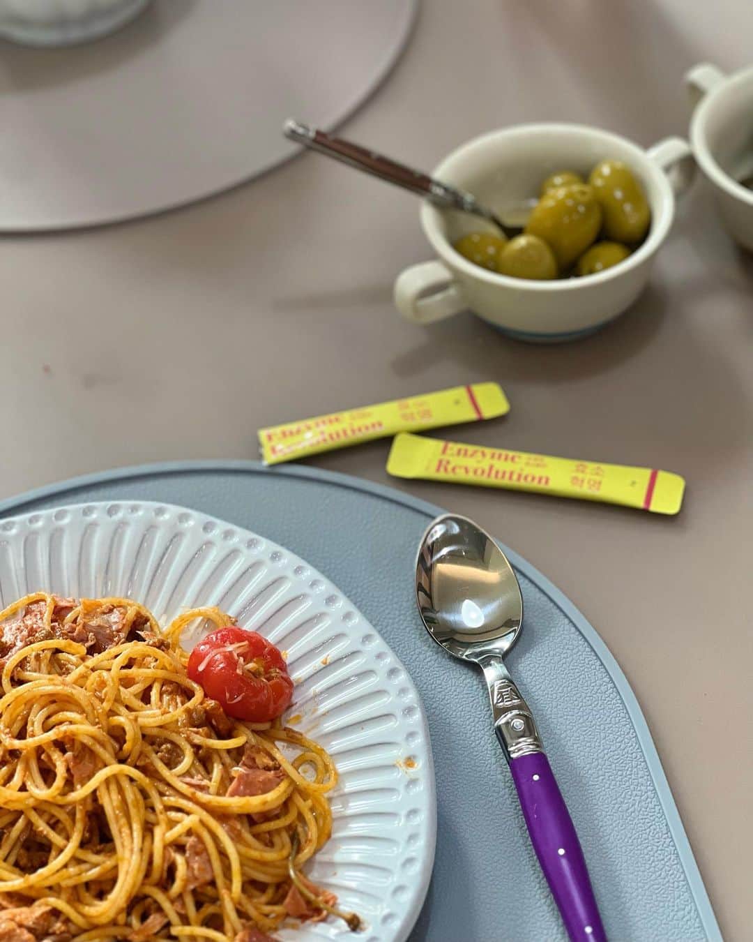 ピョン･ジョンスさんのインスタグラム写真 - (ピョン･ジョンスInstagram)「어릴때 기억나요 ? 밥먹을때마다 엄마가 또끼똥처럼 환으로 된 맛없는 효소환을 억지로 먹었지만 호야토야샵을 운영하며 효소혁명을 알게 된 후로 이렇게 맛있는 효소를 4년 동안  꾸준히 먹고 있어요!  솔직히 #효소혁명은 내가 호야토야샵을 운영하기 잘했다! 라고 스스로 칭찬하고 싶을만큼 많은 분들이 알아서 찾아주는 제품이고 진정한 입소문이 인정해준 제품이에요👍🏻  분해영상 매번 봐두 신기하죠? 제 몸속에있는 어제먹은 햄버거  싹 분해해줌 좋겠네요 😫😫  아무때나 드셔도 상관없지만  ©️소화불량으로 •위장장애를 늘 앓고 사시는 분들 •식후 늘 속이 더부룩하고 두통을 앓는 분들 👉🏻식후에 1포-2포 드세요!  ©️신진대사의 문제로 •식전에 무기력 하거나 •공복에 허기짐이나 당떨어짐을 느끼거나 •먹어도 먹어도 배고픔을 느낄때 👉🏻식전에 그리고 식후 중간에 1포씩 드셔주세요!  ®️소화가 잘 안되어 음식물이 오랫동안  위장에 머물러 순환이 안되고  역류성 식도염까지 생기는 분들!  몸에 효소 생성이 뎌디거나  현저히 수치가 떨어지면 좋지 않은 노폐물이 배출되지 못하고  순환이 안되어 결국 몸이 붓는 경우가 많아요!  ✔️인공색소❌ 인공향료❌ 인공감미료❌ 등 합성성분을 배제한 효소혁명!  📌소화가 잘된다는 마케팅을 위해 일부러 정제효소를 넣어 역가수치를 넣지 않았고! 📌단맛을 내기 위해 합성 첨가물을 넣지 않았어요! 〰️〰️〰️〰️〰️〰️〰️〰️〰️〰️〰️〰️〰️ 곡물+베리맛이라  미숫가루에 블루베리 맛을생각하면  안 맛있을수가 없고! 남녀노소 아이들도 잘 먹게 될거에요! 전 하루 5-6개 까지먹어서  한통가져가면 미팅때 다 나눠먹지요!😝  올해 마지막 가장 큰 혜택 효소혁명!! Aset 🔝대용량박스 (30만원상당) 선물로 드리는거 크리스마스라 가능합니다🎄  호야토야샵에서 9am 만나보세요❤️」12月11日 8時51分 - hoyatoya