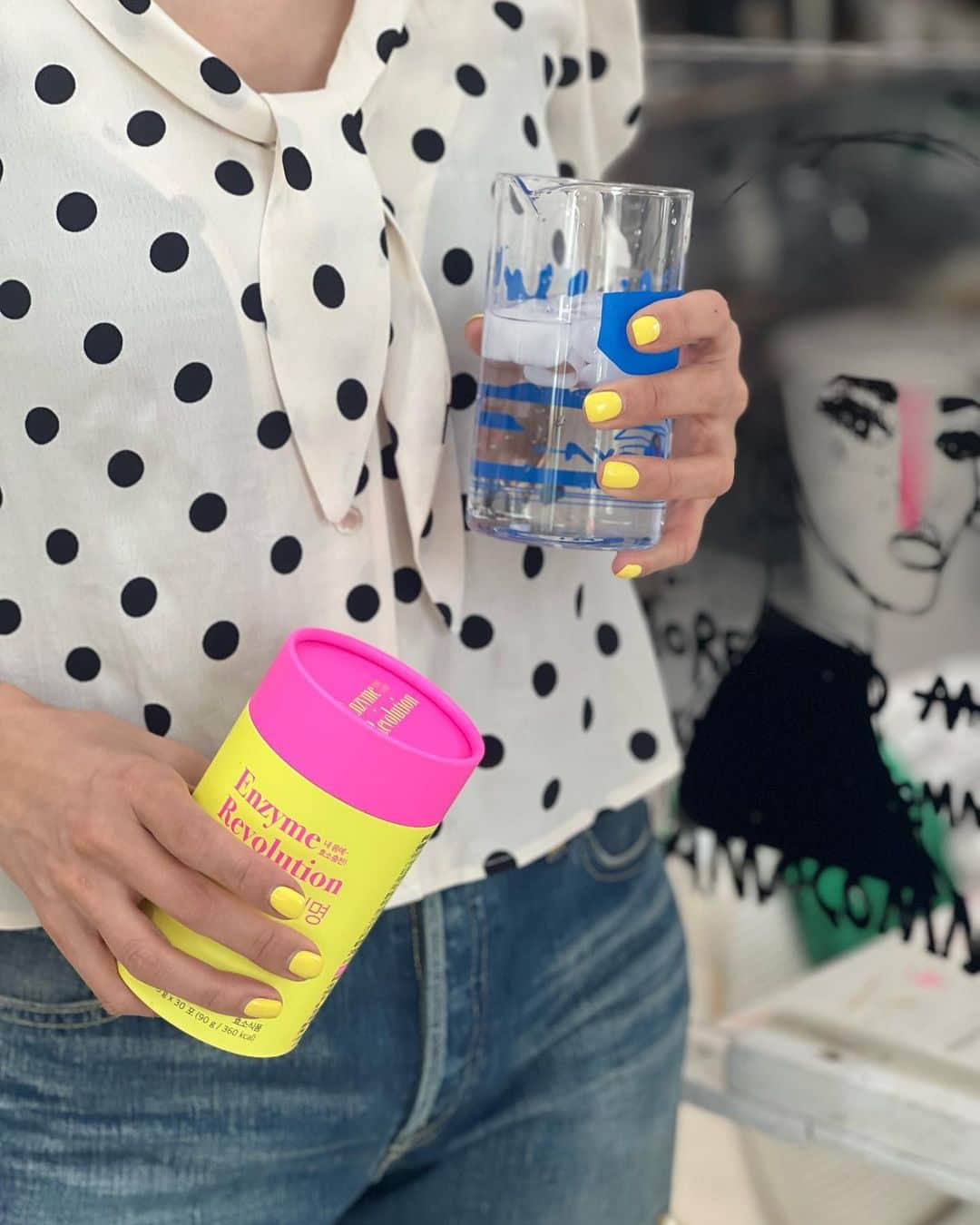 ピョン･ジョンスさんのインスタグラム写真 - (ピョン･ジョンスInstagram)「어릴때 기억나요 ? 밥먹을때마다 엄마가 또끼똥처럼 환으로 된 맛없는 효소환을 억지로 먹었지만 호야토야샵을 운영하며 효소혁명을 알게 된 후로 이렇게 맛있는 효소를 4년 동안  꾸준히 먹고 있어요!  솔직히 #효소혁명은 내가 호야토야샵을 운영하기 잘했다! 라고 스스로 칭찬하고 싶을만큼 많은 분들이 알아서 찾아주는 제품이고 진정한 입소문이 인정해준 제품이에요👍🏻  분해영상 매번 봐두 신기하죠? 제 몸속에있는 어제먹은 햄버거  싹 분해해줌 좋겠네요 😫😫  아무때나 드셔도 상관없지만  ©️소화불량으로 •위장장애를 늘 앓고 사시는 분들 •식후 늘 속이 더부룩하고 두통을 앓는 분들 👉🏻식후에 1포-2포 드세요!  ©️신진대사의 문제로 •식전에 무기력 하거나 •공복에 허기짐이나 당떨어짐을 느끼거나 •먹어도 먹어도 배고픔을 느낄때 👉🏻식전에 그리고 식후 중간에 1포씩 드셔주세요!  ®️소화가 잘 안되어 음식물이 오랫동안  위장에 머물러 순환이 안되고  역류성 식도염까지 생기는 분들!  몸에 효소 생성이 뎌디거나  현저히 수치가 떨어지면 좋지 않은 노폐물이 배출되지 못하고  순환이 안되어 결국 몸이 붓는 경우가 많아요!  ✔️인공색소❌ 인공향료❌ 인공감미료❌ 등 합성성분을 배제한 효소혁명!  📌소화가 잘된다는 마케팅을 위해 일부러 정제효소를 넣어 역가수치를 넣지 않았고! 📌단맛을 내기 위해 합성 첨가물을 넣지 않았어요! 〰️〰️〰️〰️〰️〰️〰️〰️〰️〰️〰️〰️〰️ 곡물+베리맛이라  미숫가루에 블루베리 맛을생각하면  안 맛있을수가 없고! 남녀노소 아이들도 잘 먹게 될거에요! 전 하루 5-6개 까지먹어서  한통가져가면 미팅때 다 나눠먹지요!😝  올해 마지막 가장 큰 혜택 효소혁명!! Aset 🔝대용량박스 (30만원상당) 선물로 드리는거 크리스마스라 가능합니다🎄  호야토야샵에서 9am 만나보세요❤️」12月11日 8時51分 - hoyatoya