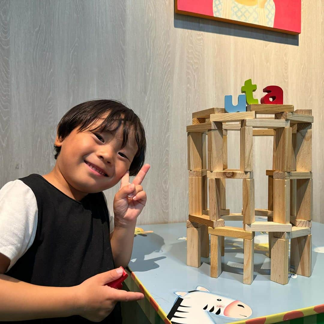 エハラマサヒロさんのインスタグラム写真 - (エハラマサヒロInstagram)「うちの長男坊が5歳になりましてん🥳最近は元気過ぎて音量調節がぶっ壊れておりましてテレビ音量で言うと80ぐらいで常にしゃべっております😂うたと普通に喋ってるだけなのにApple Watchには「これ以上この音量が続くと一時的に難聴になる恐れがあります」と表示され、このパワーは後にとてつもない力を産むと信じておるよ（笑）おめでとう💪」12月11日 8時57分 - eharamasahiro