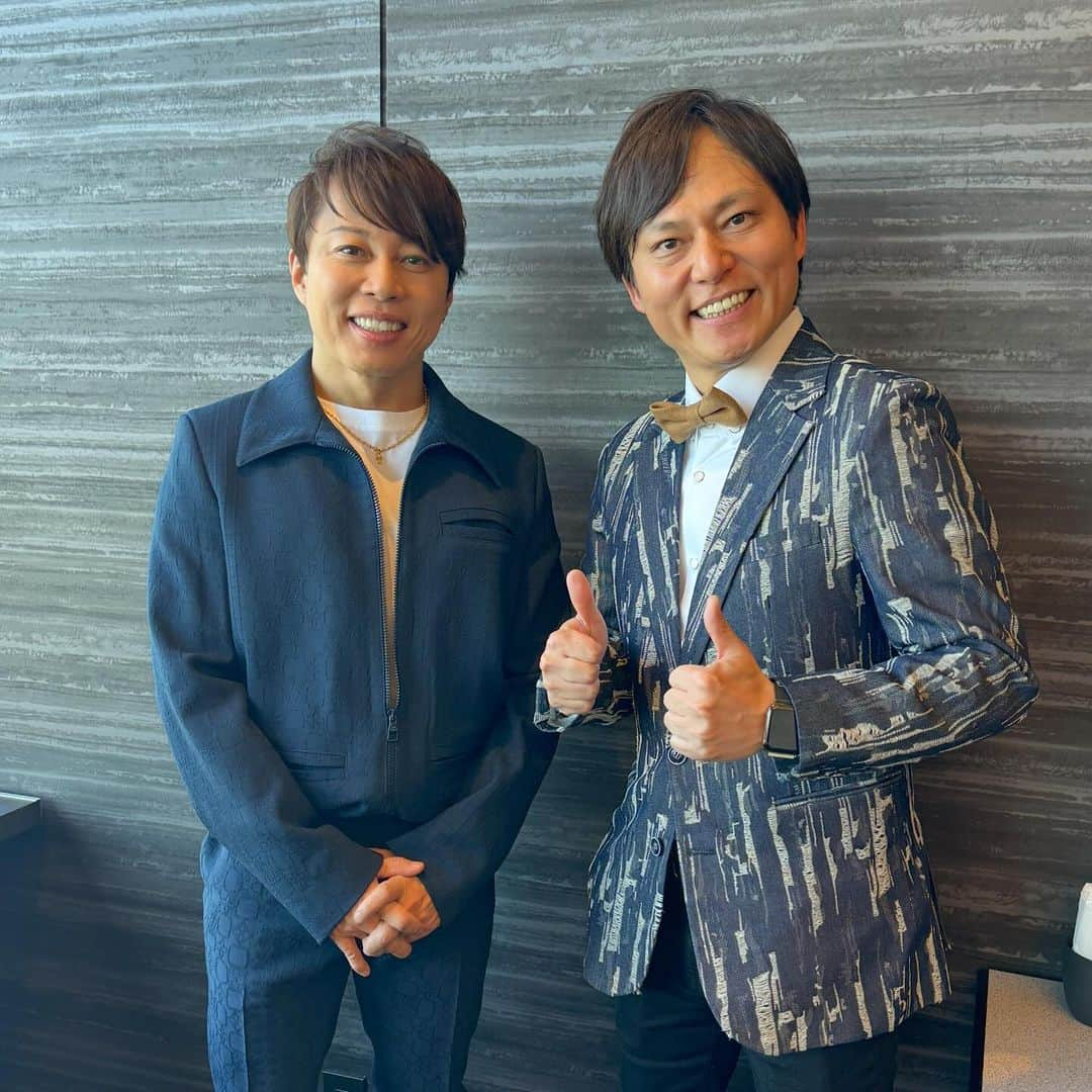 永島知洋さんのインスタグラム写真 - (永島知洋Instagram)「最高の方とトークショー！ ほんとに。 この歌をどれだけやったか。 私は最高です。 ボートレース芦屋 トークショーに西川貴教さん！ 最高でした。 汗がね止まらんのよ。 目の前にすると。。。 そしてYouTubeには ハリウッドザコシショウと野田ちゃん ザコシはいつも通りの最高の大喜利大会。 野田ちゃん久々に！ さぁラスト頑張ります。 #永島知洋 #西川貴教 #ハリウッドザコシショウ #野田ちゃん #ボートレース #ボートレース芦屋 #ほわいとぶれす  #tmrevolution」12月11日 9時06分 - tomohiro.nagashima