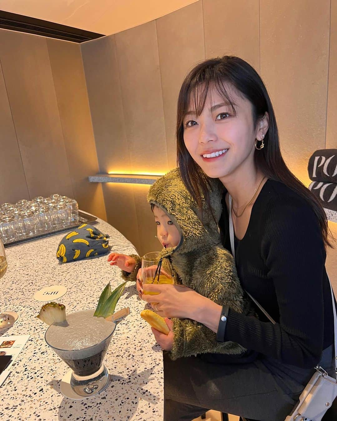 安田華乃のインスタグラム：「ぎんさん、バーデビュー🍸笑 お洒落なカクテル🍸✨」