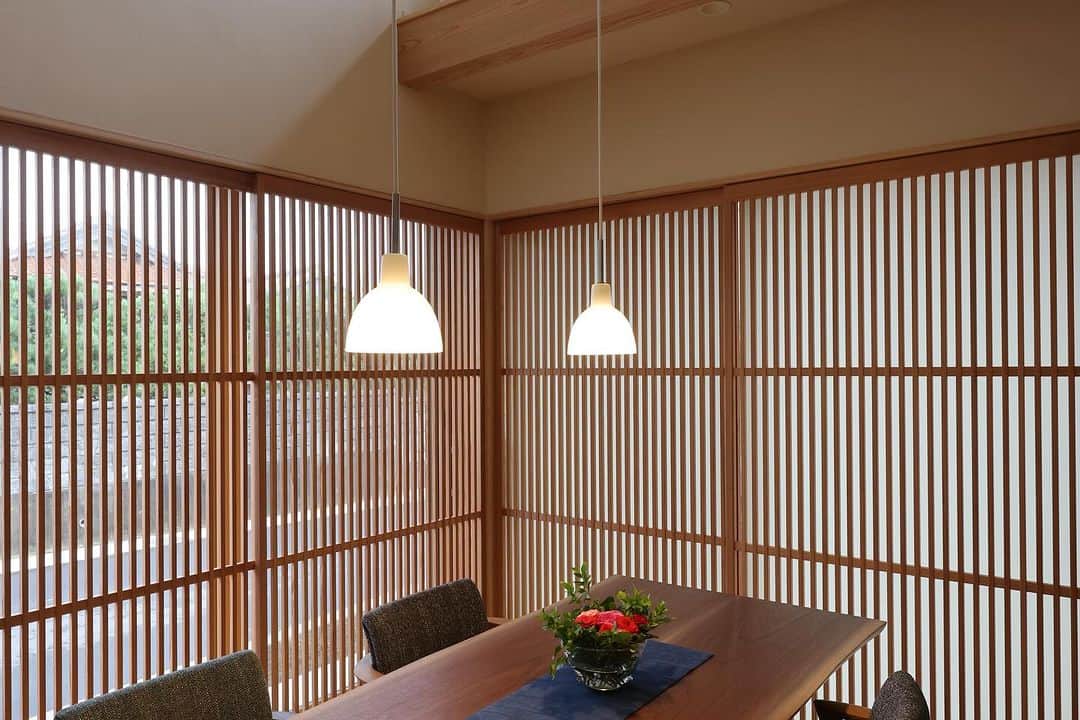 安成工務店さんのインスタグラム写真 - (安成工務店Instagram)「木格子が美しいリビング・ダイニング。外からの視線を遮りながら光や風を室内に届けます。包まれるような心地の造作ソファにもご注目ください。  more photos…@yasunari_komuten  ...............  💡暮らしの中の“ちょっといいな”を集めました @yasunari_life  💡安成工務店がご提案する家具ショップ @ecoshop_com  ..............  #安成工務店 #yasunari #工務店 #注文住宅 #住宅 #木の家 #木造 #一戸建て #新築 #マイホーム #省エネ住宅 #エネルギー自給 #自然素材 #OMソーラー #家 #無垢材 #山口県 #福岡県 #季節を楽しむ #津江杉 #珪藻土 #輪掛乾燥材 #家造り #和モダン #家づくり記録 #木格子のある家 #美しいダイニング」12月11日 9時18分 - yasunari_komuten