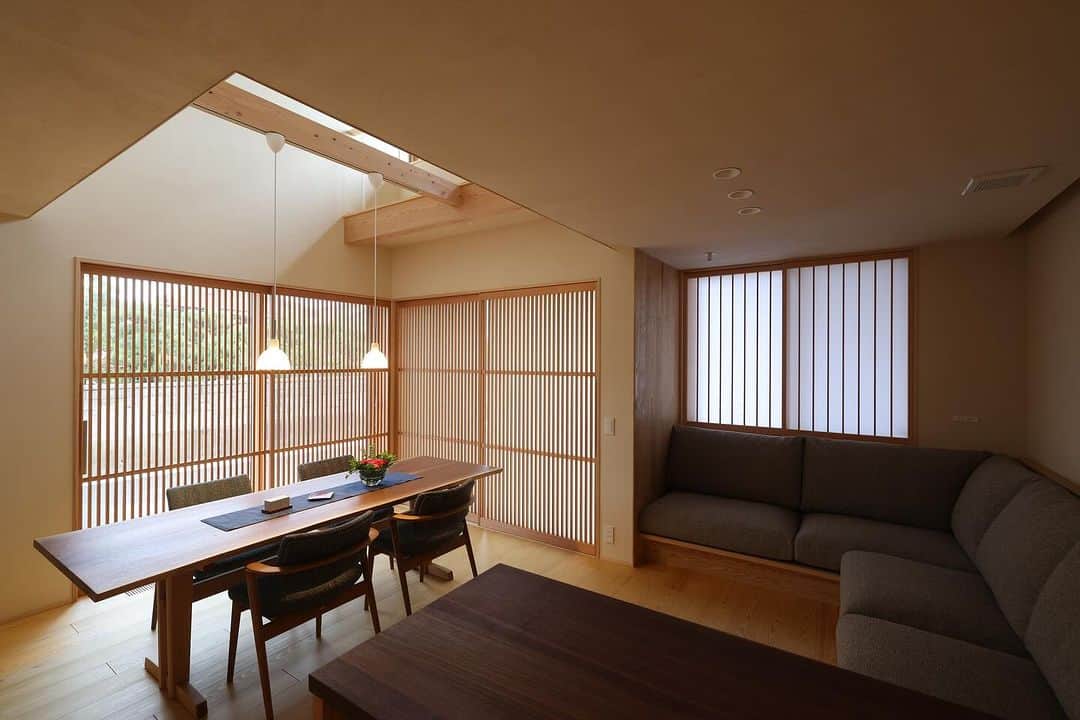 安成工務店さんのインスタグラム写真 - (安成工務店Instagram)「木格子が美しいリビング・ダイニング。外からの視線を遮りながら光や風を室内に届けます。包まれるような心地の造作ソファにもご注目ください。  more photos…@yasunari_komuten  ...............  💡暮らしの中の“ちょっといいな”を集めました @yasunari_life  💡安成工務店がご提案する家具ショップ @ecoshop_com  ..............  #安成工務店 #yasunari #工務店 #注文住宅 #住宅 #木の家 #木造 #一戸建て #新築 #マイホーム #省エネ住宅 #エネルギー自給 #自然素材 #OMソーラー #家 #無垢材 #山口県 #福岡県 #季節を楽しむ #津江杉 #珪藻土 #輪掛乾燥材 #家造り #和モダン #家づくり記録 #木格子のある家 #美しいダイニング」12月11日 9時18分 - yasunari_komuten