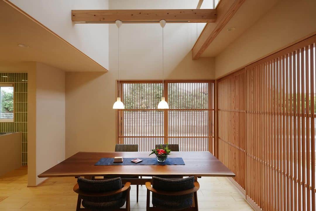 安成工務店のインスタグラム：「木格子が美しいリビング・ダイニング。外からの視線を遮りながら光や風を室内に届けます。包まれるような心地の造作ソファにもご注目ください。  more photos…@yasunari_komuten  ...............  💡暮らしの中の“ちょっといいな”を集めました @yasunari_life  💡安成工務店がご提案する家具ショップ @ecoshop_com  ..............  #安成工務店 #yasunari #工務店 #注文住宅 #住宅 #木の家 #木造 #一戸建て #新築 #マイホーム #省エネ住宅 #エネルギー自給 #自然素材 #OMソーラー #家 #無垢材 #山口県 #福岡県 #季節を楽しむ #津江杉 #珪藻土 #輪掛乾燥材 #家造り #和モダン #家づくり記録 #木格子のある家 #美しいダイニング」
