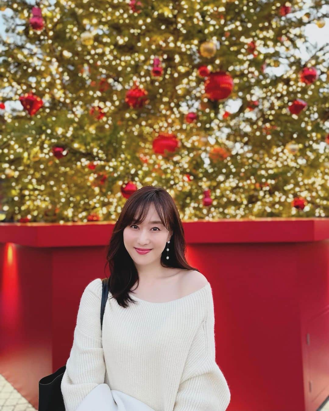 村上麻衣さんのインスタグラム写真 - (村上麻衣Instagram)「あっという間に クリスマスシーズンですね🎄✨  至るところで綺麗なツリーが輝いて 街並みも華やいで ウキウキする季節です🎅✨  きれいな写真をいっぱいあげたいな。  #クリスマス #クリスマスツリー」12月11日 9時16分 - maimaisue