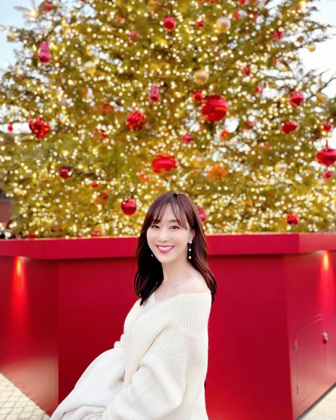 村上麻衣さんのインスタグラム写真 - (村上麻衣Instagram)「あっという間に クリスマスシーズンですね🎄✨  至るところで綺麗なツリーが輝いて 街並みも華やいで ウキウキする季節です🎅✨  きれいな写真をいっぱいあげたいな。  #クリスマス #クリスマスツリー」12月11日 9時16分 - maimaisue
