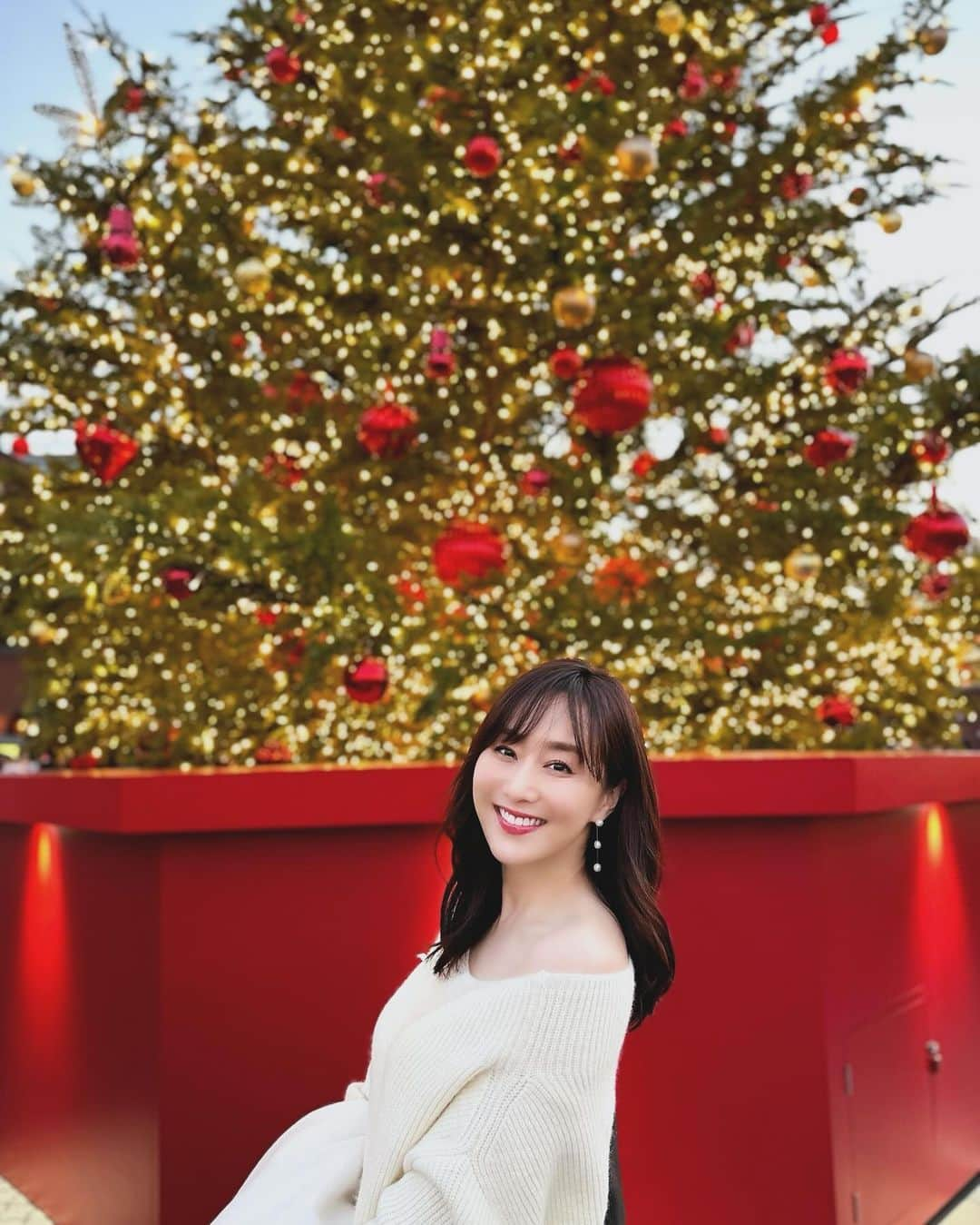 村上麻衣のインスタグラム：「あっという間に クリスマスシーズンですね🎄✨  至るところで綺麗なツリーが輝いて 街並みも華やいで ウキウキする季節です🎅✨  きれいな写真をいっぱいあげたいな。  #クリスマス #クリスマスツリー」