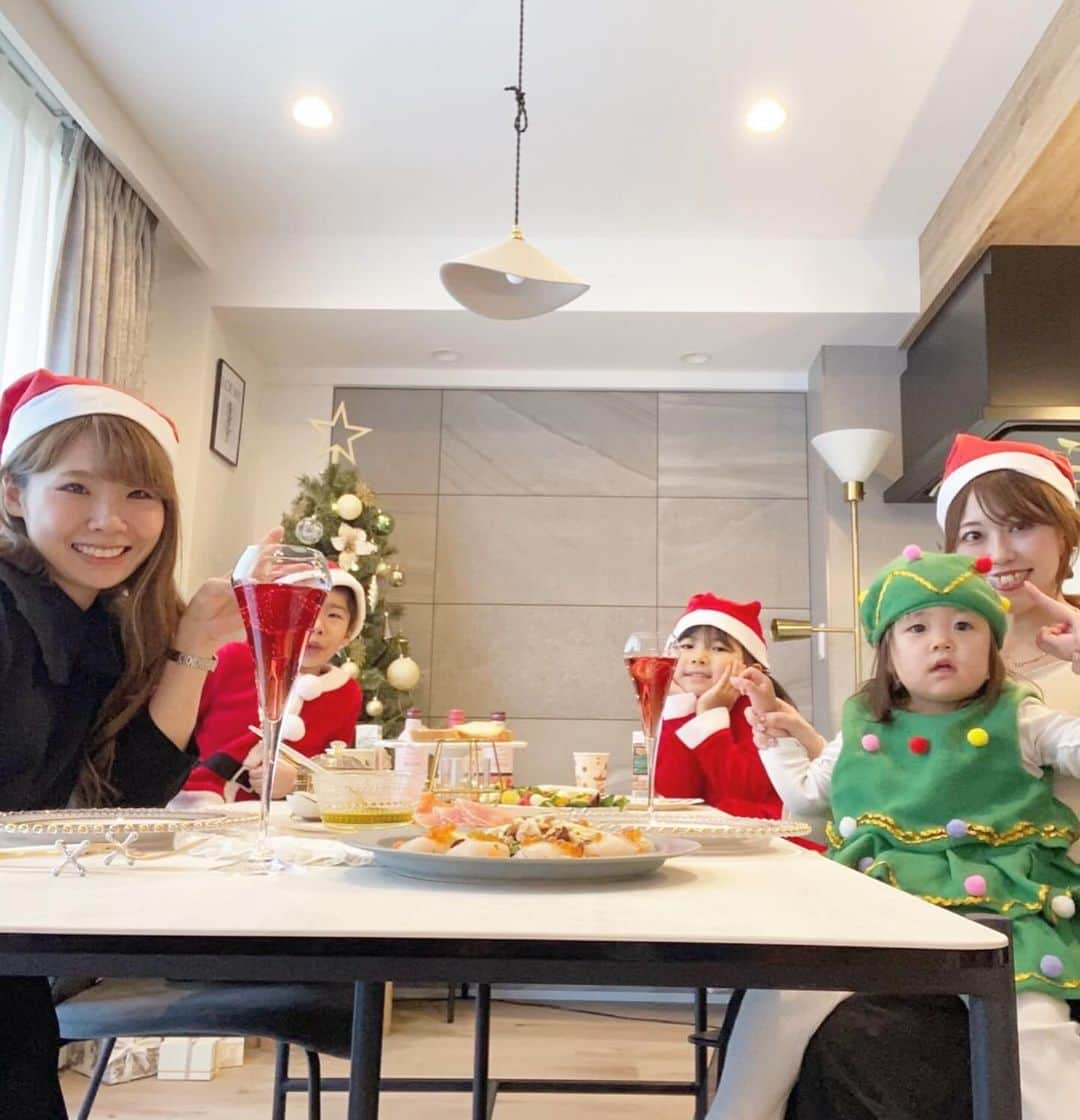 mariomi324さんのインスタグラム写真 - (mariomi324Instagram)「楽しかったねー🎄🎅🏻🎁🍾☃️ また来年もやろうね♥️ ✴︎ ✴︎ ✴︎ ✴︎ #サンタコス #サンタクロース  #キッズサンタ #サンタコスキッズ #キッズサンタコス #6歳 #3歳 #女の子ママ #姉妹ママ #姉妹 #キッズコーデ #キッズファッション #姉妹コーデ #リンクコーデ #姉妹リンクコーデ #今日のコーデ #ootd #outfit #子供服 #kidsfashion #kidstagram #instakids #kidsphotography #sisters #クリスマスパーティー #クリスマスパーティー料理 #ホームパーティー #christmastree #christmas」12月11日 9時26分 - mario_ym324