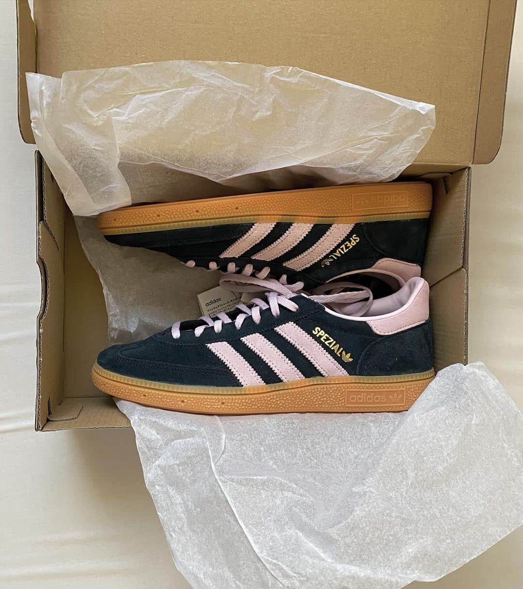 Fushimi natsukiさんのインスタグラム写真 - (Fushimi natsukiInstagram)「#adidas 👟🩷👟  ひさしぶりにadidas買いまくった2023 わたし的、スタイリングに対して 女っぽく履けるシルエットめっちゃpoint🩷  #adidas👟 #adidasspezial」12月11日 9時20分 - fusshan