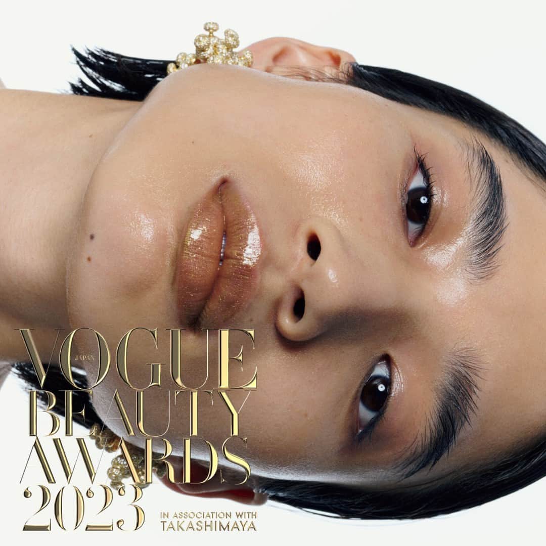 VOGUE JAPANさんのインスタグラム写真 - (VOGUE JAPANInstagram)「#ヴォーグビューティーアワード 2023✨単なる「売れたもの=多数決」にとどまらな い、プロによる未来予測の機能を持つ点が従来の#ベストコスメ と一線を画し、ファッションの観点からも賞を選定。  MEGUMIや川上未映、GYUTAEやメイクアップ・アーティストやジャーナリストなど23人の選考委員が投票。美のプロフェッショナルたちが選ぶ、今年の名品とは？受賞アイテムはプロフィールのリンクより🔗  Photography @junyasui Styling @chie_atsumi Chie Atsumi Prop @nazzzzna Makeup @rieshiraishi1220 Hair @shotaro.ao Nail @nail_lueur Models @mona_kawasaki25 #CaoHe #Yo Editors @suntaning @mskymst  #voguebeautyawards #vba2023 #voguejapan_beauty #VBAJP」12月11日 10時00分 - voguejapan