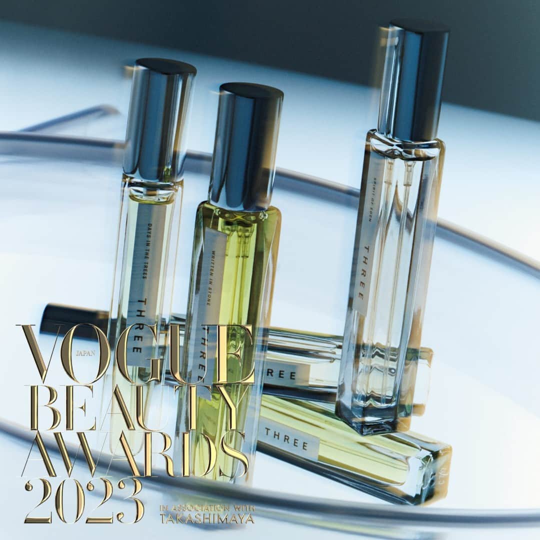 VOGUE JAPANさんのインスタグラム写真 - (VOGUE JAPANInstagram)「#ヴォーグビューティーアワード 2023✨単なる「売れたもの=多数決」にとどまらな い、プロによる未来予測の機能を持つ点が従来の#ベストコスメ と一線を画し、ファッションの観点からも賞を選定。  MEGUMIや川上未映、GYUTAEやメイクアップ・アーティストやジャーナリストなど23人の選考委員が投票。美のプロフェッショナルたちが選ぶ、今年の名品とは？受賞アイテムはプロフィールのリンクより🔗  Photography @junyasui Styling @chie_atsumi Chie Atsumi Prop @nazzzzna Makeup @rieshiraishi1220 Hair @shotaro.ao Nail @nail_lueur Models @mona_kawasaki25 #CaoHe #Yo Editors @suntaning @mskymst  #voguebeautyawards #vba2023 #voguejapan_beauty #VBAJP」12月11日 10時00分 - voguejapan