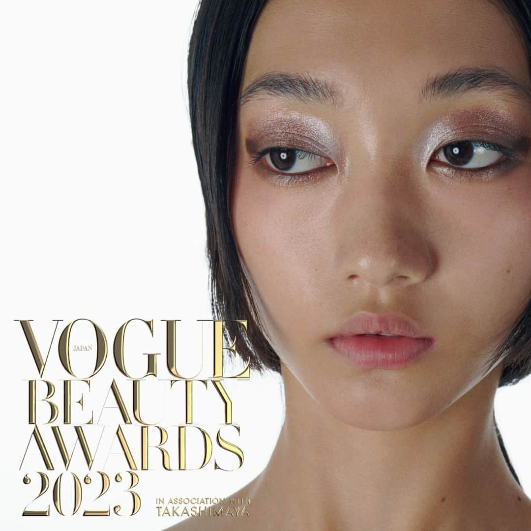 VOGUE JAPANさんのインスタグラム写真 - (VOGUE JAPANInstagram)「#ヴォーグビューティーアワード 2023✨単なる「売れたもの=多数決」にとどまらな い、プロによる未来予測の機能を持つ点が従来の#ベストコスメ と一線を画し、ファッションの観点からも賞を選定。  MEGUMIや川上未映、GYUTAEやメイクアップ・アーティストやジャーナリストなど23人の選考委員が投票。美のプロフェッショナルたちが選ぶ、今年の名品とは？受賞アイテムはプロフィールのリンクより🔗  Photography @junyasui Styling @chie_atsumi Chie Atsumi Prop @nazzzzna Makeup @rieshiraishi1220 Hair @shotaro.ao Nail @nail_lueur Models @mona_kawasaki25 #CaoHe #Yo Editors @suntaning @mskymst  #voguebeautyawards #vba2023 #voguejapan_beauty #VBAJP」12月11日 10時00分 - voguejapan