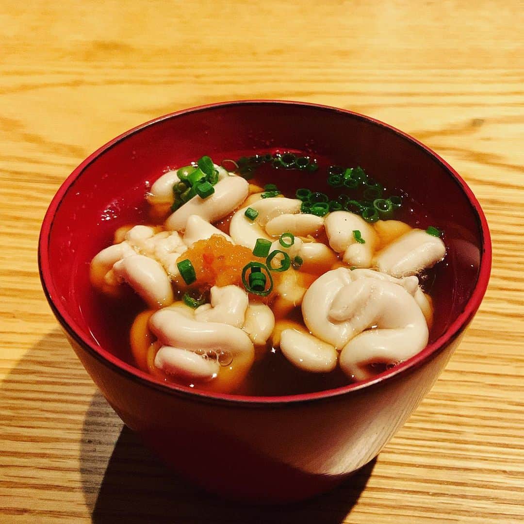 志摩有子さんのインスタグラム写真 - (志摩有子Instagram)「昨日の高太郎さん。　@kotaro_shibuya  百合根の素揚げ、白子の温かいポン酢、あん肝、蟹味噌のグラタンと冬の素材が勢揃い。 冬とは思えないほど暖かな一日だったけど、食べ物で季節を感じるのは楽しく嬉しい。 生姜入りのタルタルで食べるとり南蛮、突き出しの辛子の効いた胡桃だれで食べる筑前煮で鷲づかみ♡  #ごちそうさまでした #日本酒 #今夜も一献 #弱いのに飲みたがり」12月11日 9時30分 - ariko418